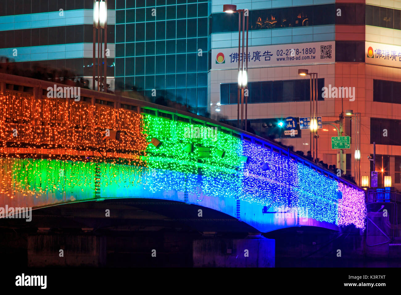 Kaohsiung, Taiwan. La gente che camminava sul ponte mediante il fiume dell'amore di Kaohsiung durante i festeggiamenti per il capodanno cinese. Il Capodanno cinese è un importante festival cinese ha celebrato presso la volta del calendario cinese. In Cina, è anche noto come il Festival di Primavera, la traduzione letterale del moderno nome cinese. Foto Stock