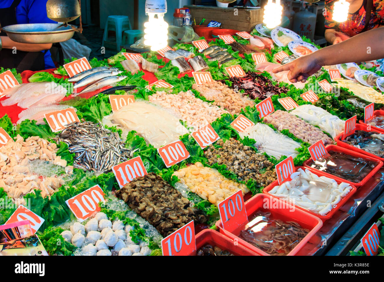 Street market alimentare nell'Isola di Cijin, Kaohsiung, Taiwan Foto Stock