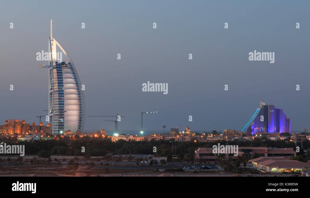 Dubai, Emirati Arabi Uniti. Un night shot di Dubai è più ben noti punti di riferimento : il Burj Al Arab e Jumeraih Beach Hotel. Foto Stock