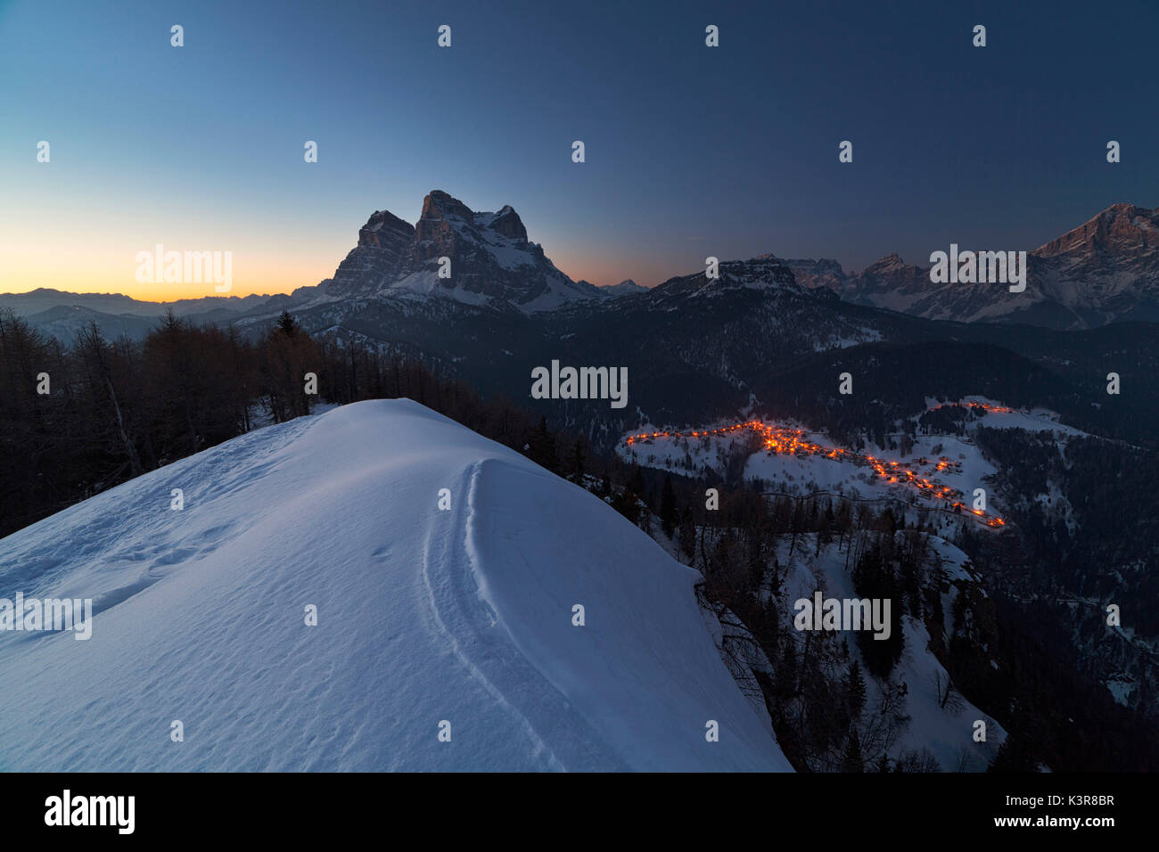 Il Monte Pelmo, Dolomiti, Val di Zoldo, Forno di Zoldo, Belluno, Veneto, Italia. Foto Stock