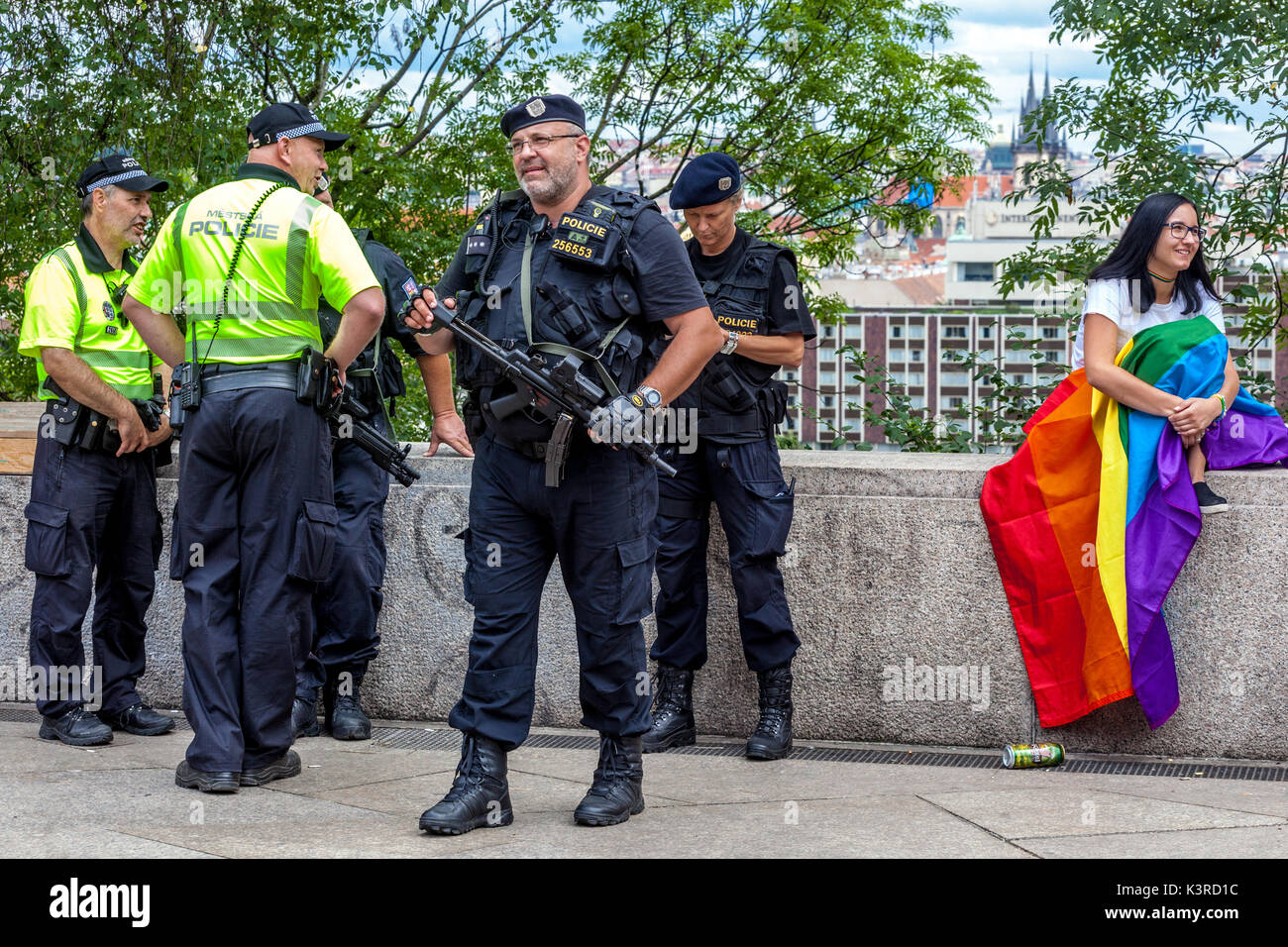 La polizia ceca, armati, Praga orgoglio, LGBT bandiera, Repubblica Ceca Foto Stock