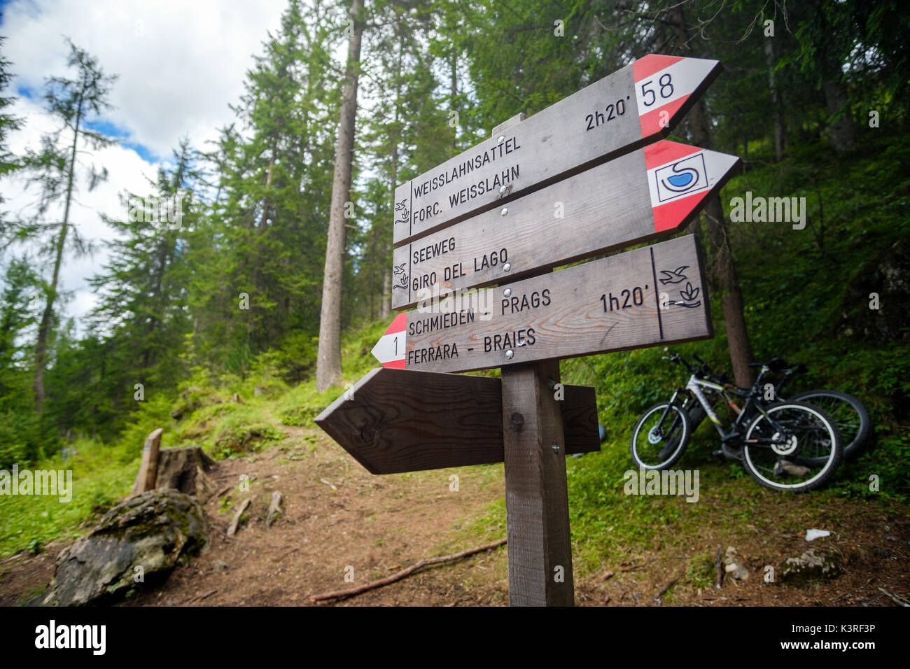 Sentieri CAI (l'italiano di mountain trail segni) in trentino alto adige Foto Stock