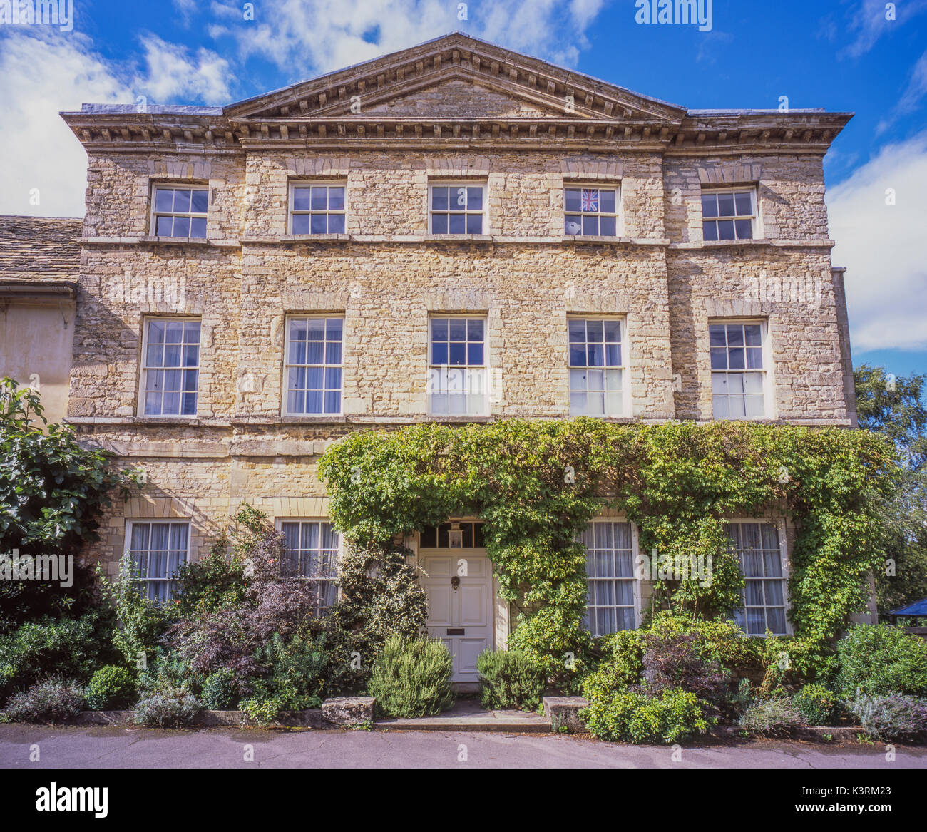 Cecily Hill, Cirencester. Splendida e imponente costruito in pietra a tre piani di casa d'epoca, rivolto verso il sole. Cotswolds, Gloucestershire, Inghilterra, Regno Unito. Foto Stock