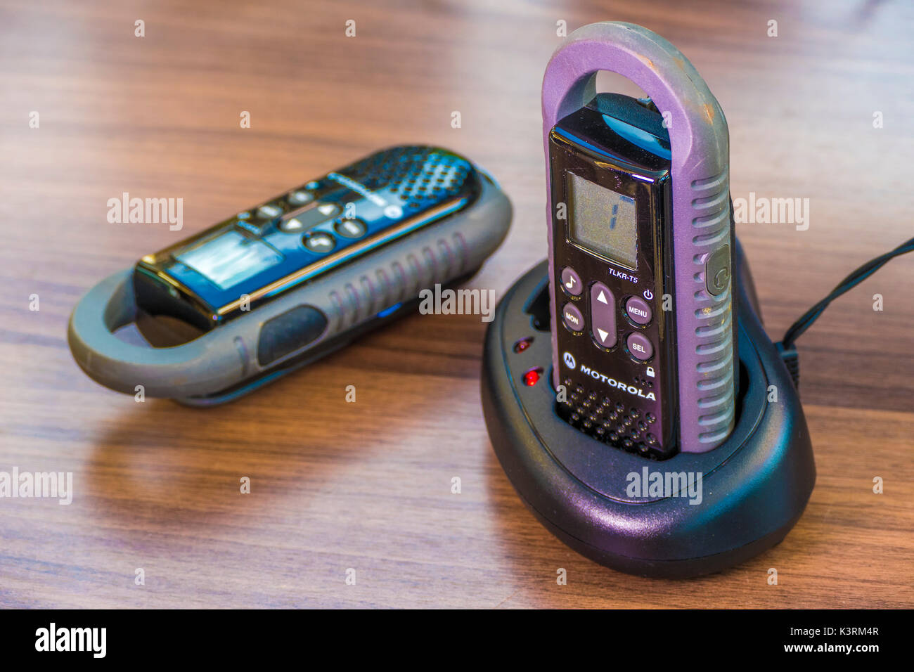 Coppia di walkie talkie - short range radio a due vie con caricabatteria. Foto Stock