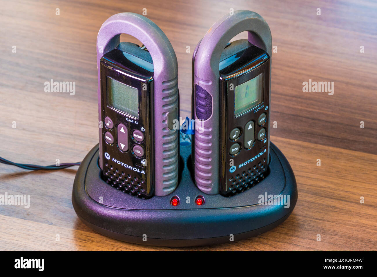 Coppia di walkie talkie - short range radio a due vie con caricabatteria. Foto Stock