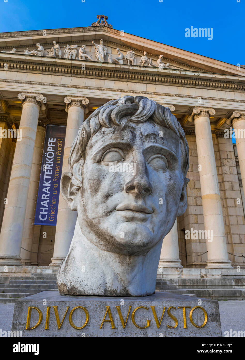 Verticale - La Scultura in Frot della Glyptotek, stato raccolta di antichità greche e romane, Koenigsplatz Square a Monaco di Baviera, Baviera, Baviera, Foto Stock