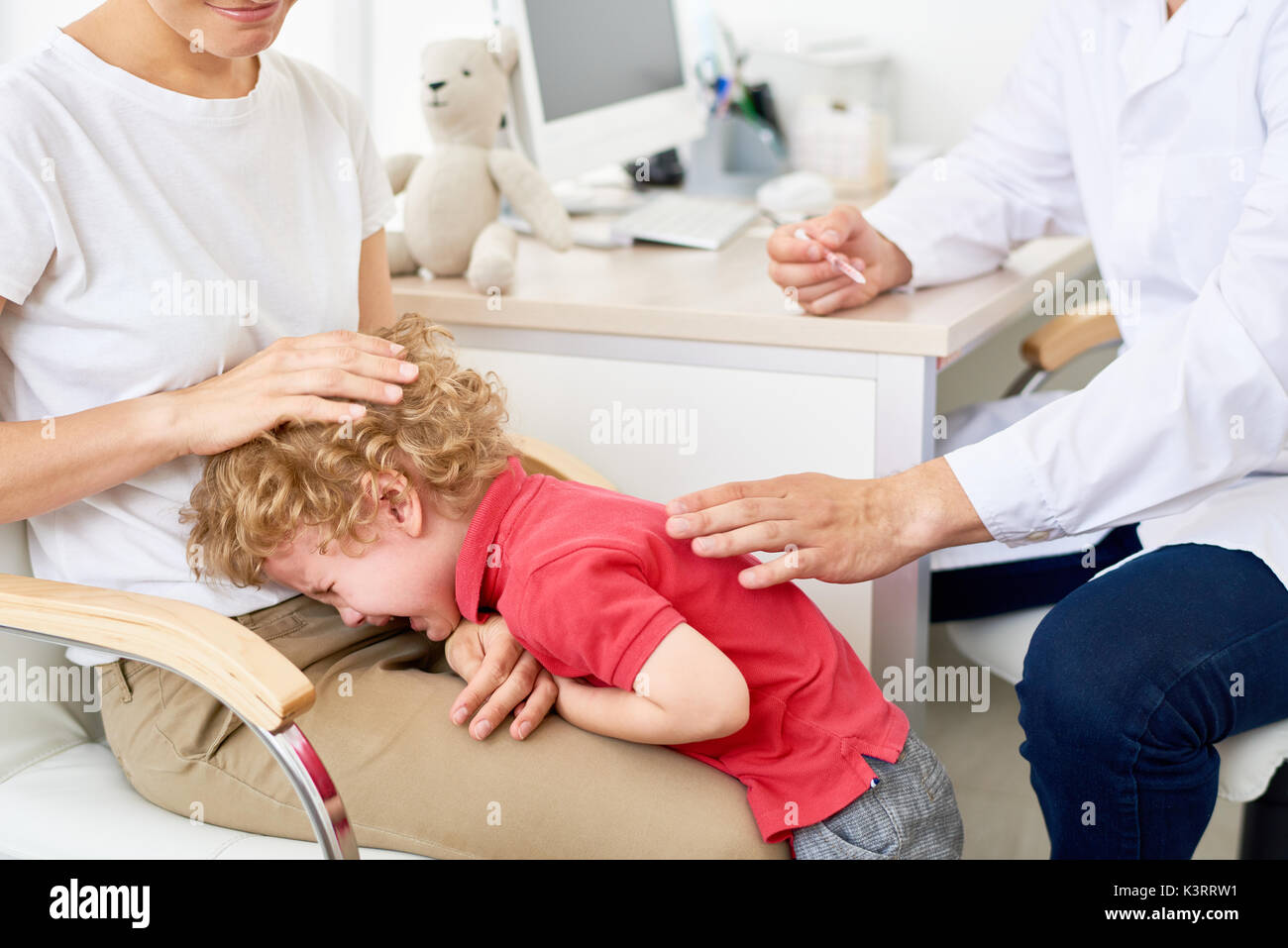 Ritratto di piccolo ragazzo in isterico tantrum a medici Ufficio rifiuta di essere vaccinato Foto Stock