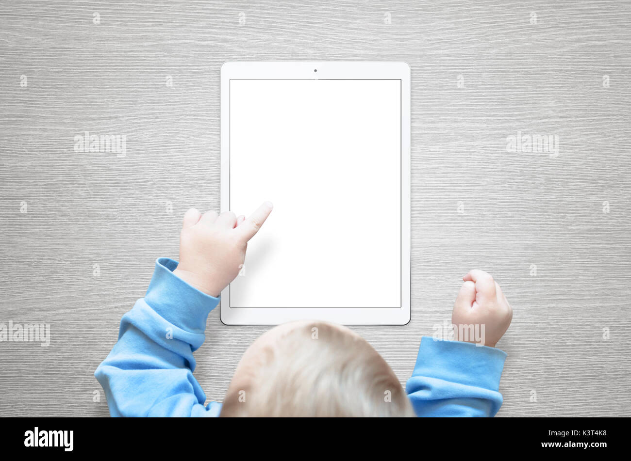 Bambino a imparare a utilizzare tablet. Toccare lo schermo isolato per mockup. Foto Stock