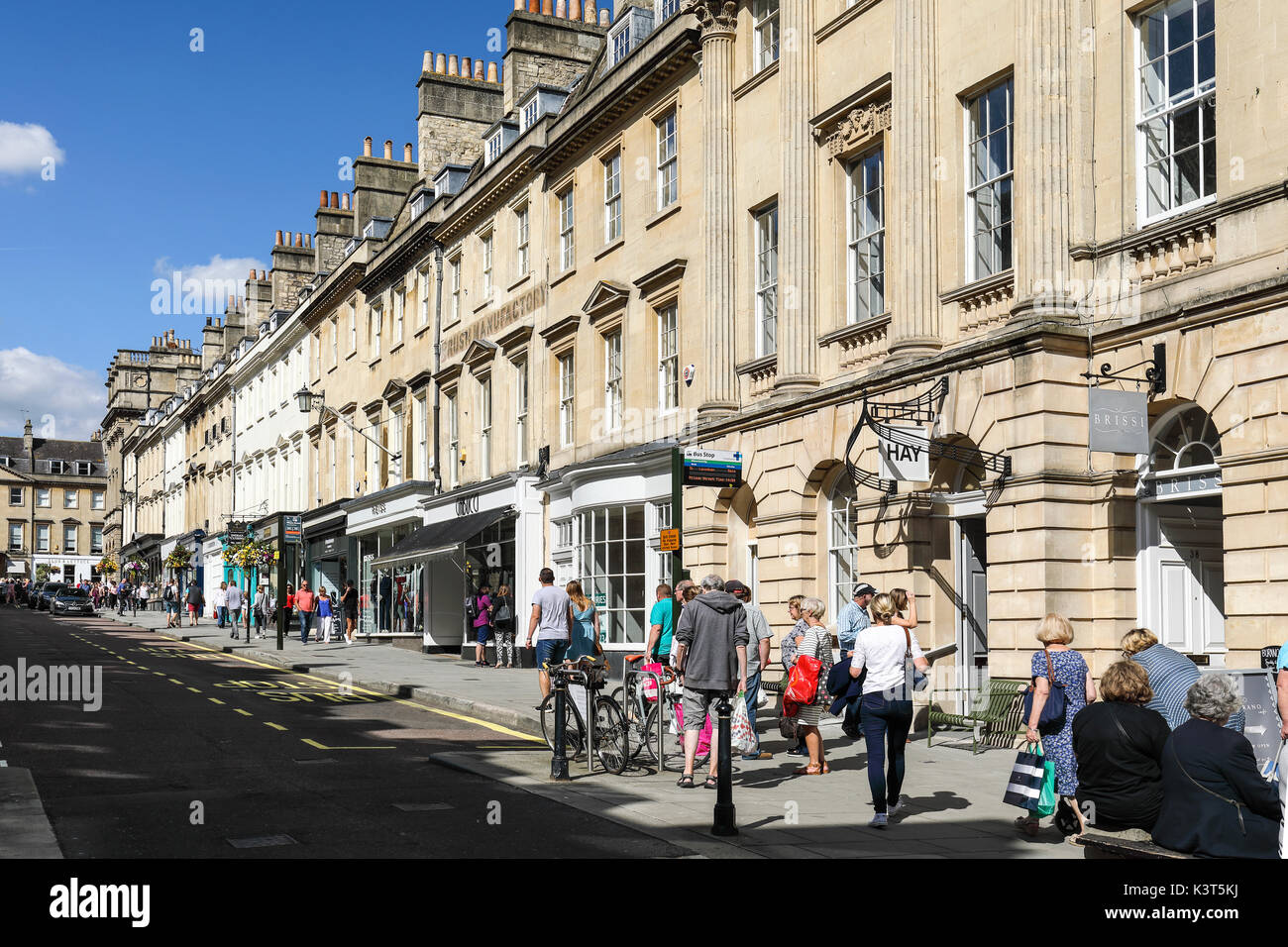 Acquirenti a Milsom Street, Città di Bath, Inghilterra, Regno Unito Foto Stock