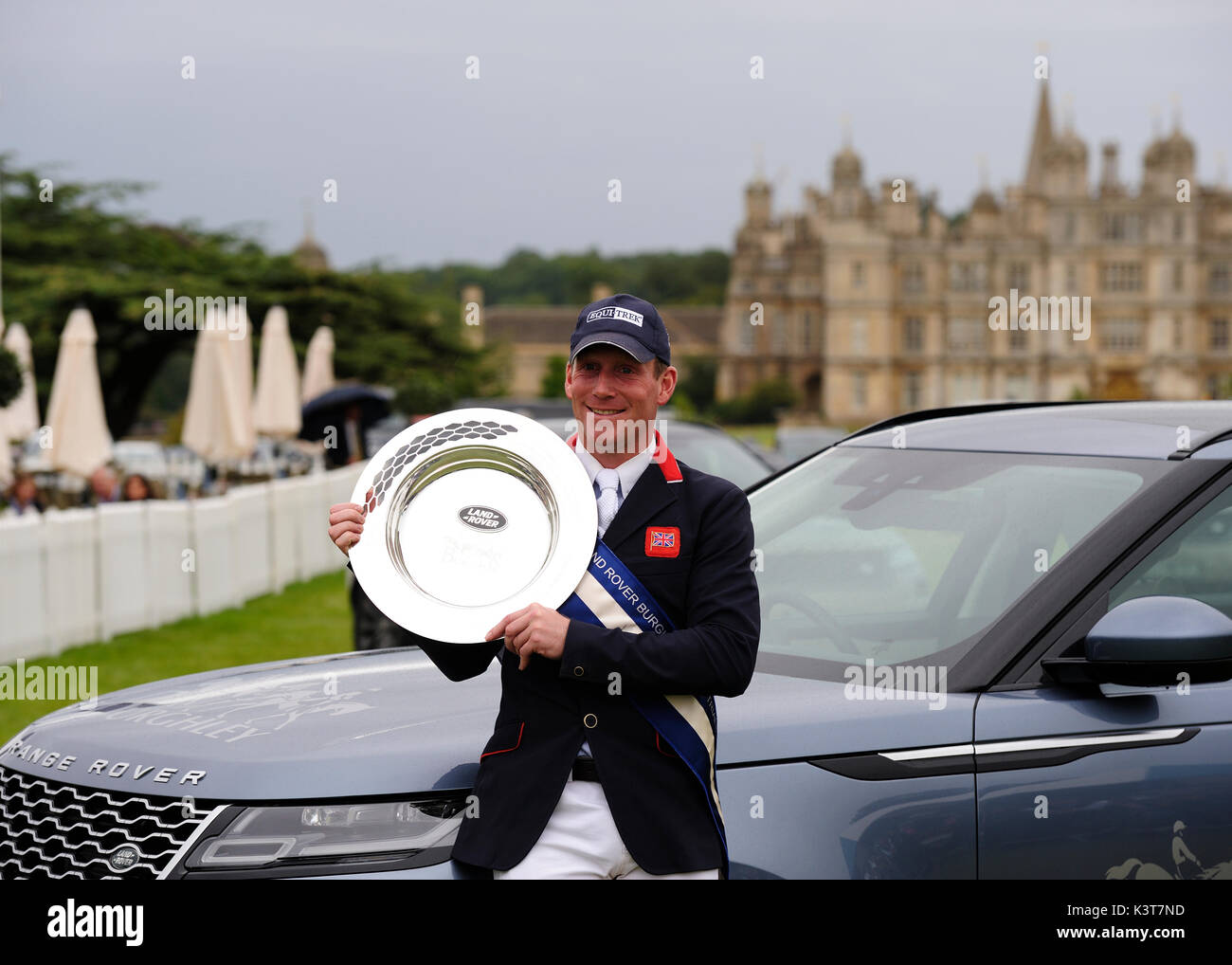 Il 3 settembre 2017. Oliver townend (GBR) pone con land rover trofeo perpetuo dopo ballaghmor equitazione classe per vincere il 2017 land rover burghley Horse Trials, Stamford, Regno Unito. jonathan clarke/alamy live news Foto Stock