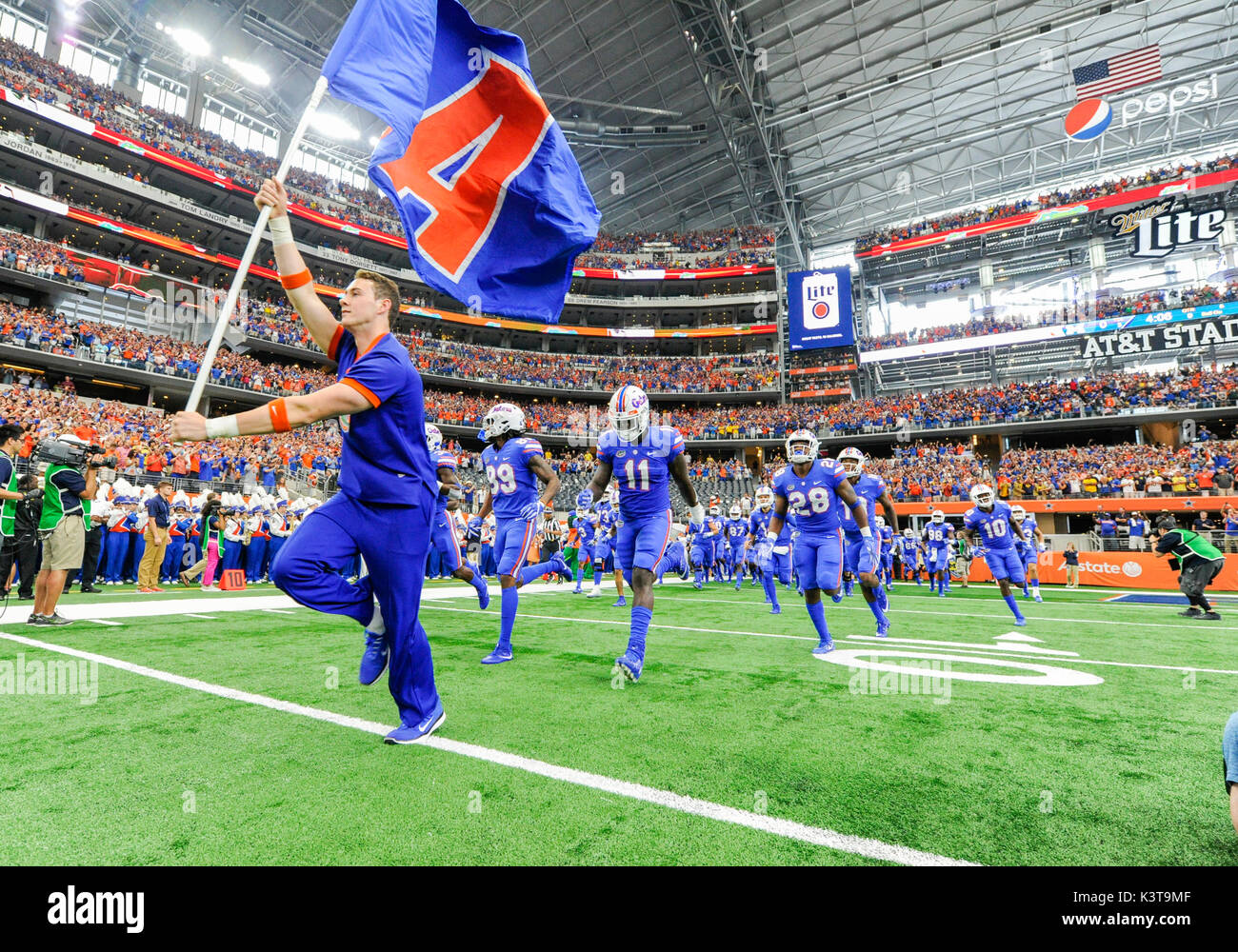 02 settembre 2017: la Florida Gators football team entra nel campo prima del classico Advocare NCAA Football gioco tra le Università del Michigan Ghiottoni e l'Università della Florida Gators presso AT&T Stadium di Arlington, TX Michigan sconfitto Florida 33-17 Albert Pena/CSM Foto Stock