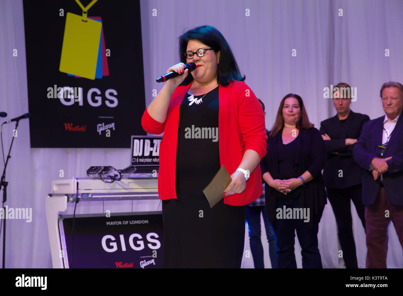 Londra, Regno Unito. 3 Sep, 2017. Emittente Amy Lamé lungo con il vincitore del sindaco di Londra concerti Grand Final, Josh Gleaves, la finale ha avuto luogo a Westfield, pastori Bush, Londra. Dodici finalisti combattuto fuori .concerti è più di un concorso. Per coloro che soggiornano il corso, tutta una serie di opportunità si apre fino a loro attraverso la più ampia Busk in programma a Londra - Pagamento prenotazioni, terra privata musicista di strada regimi con potenziale di guadagno, evento il lavoro di gestione e di accesso del settore. Credito: Keith Larby/Alamy Live News Foto Stock