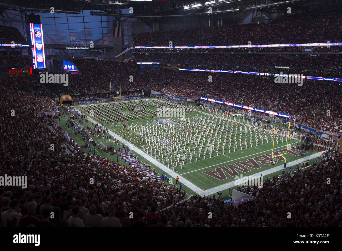 Atlanta, GA, Stati Uniti d'America. 2 Sep, 2017. Atlanta è di nuovo Mercedes-Benz Stadium, con il weekend della Festa del Lavoro-Pulcino-fil-di un calcio di inizio gioco tra università di Alabama e Florida State University. Bande di università eseguire prima del calcio d'inizio. Credito: Robin Rayne Nelson/ZUMA filo/Alamy Live News Foto Stock