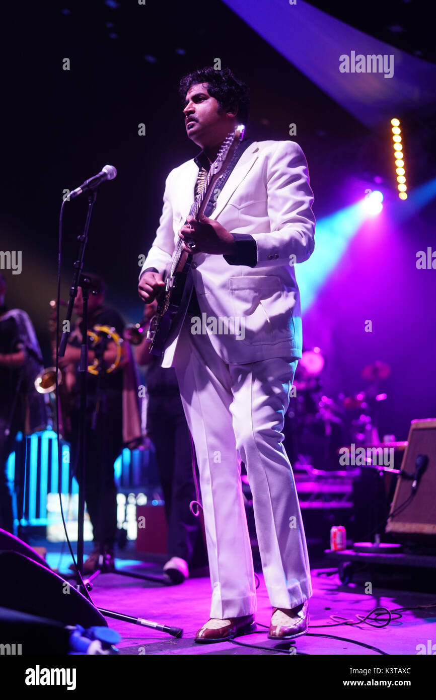 Dorset, Regno Unito. 3 Sep, 2017. Re Khan e i Santuari performing live sul grande palco superiore al 2017 fine del festival di strada in Larmer Tree Gardens nel Dorset. Foto Data: domenica 3 settembre, 2017. Credito: Roger Garfield/Alamy Live News Foto Stock