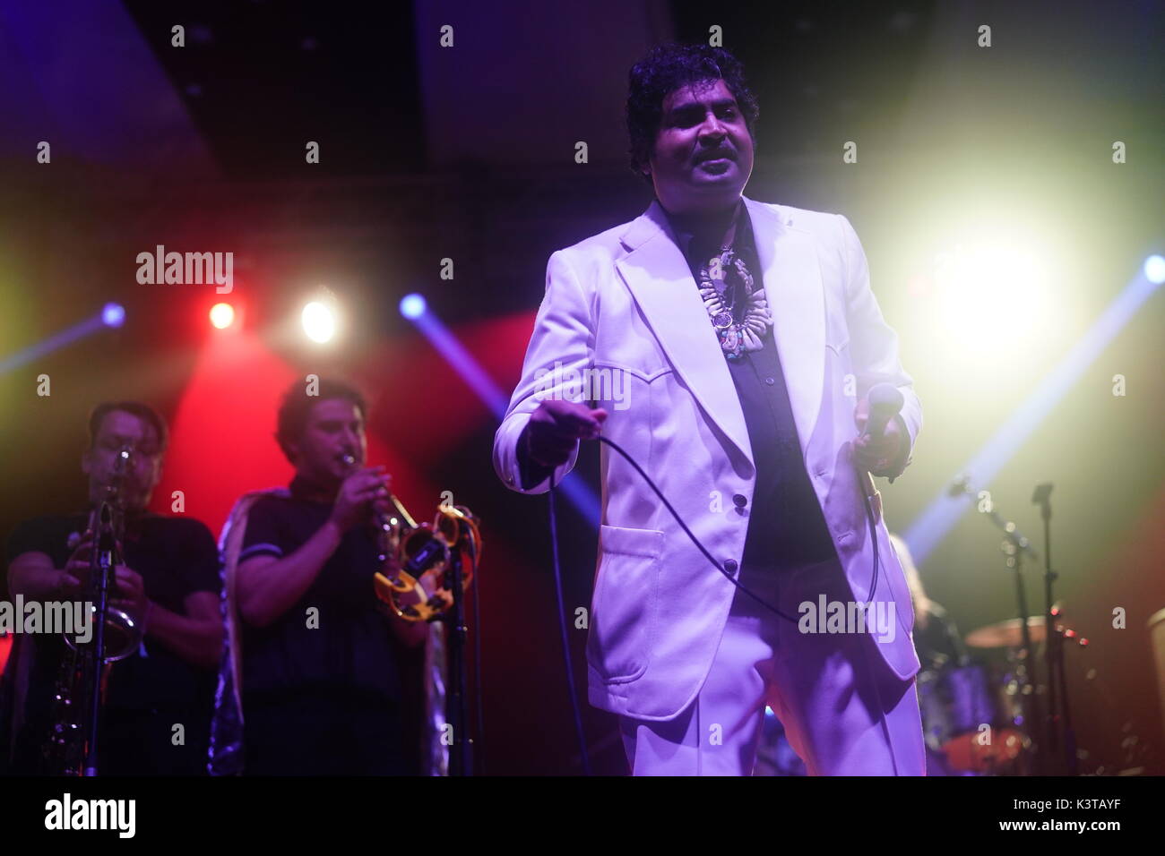 Dorset, Regno Unito. 3 Sep, 2017. Re Khan e i Santuari performing live sul grande palco superiore al 2017 fine del festival di strada in Larmer Tree Gardens nel Dorset. Foto Data: domenica 3 settembre, 2017. Credito: Roger Garfield/Alamy Live News Foto Stock