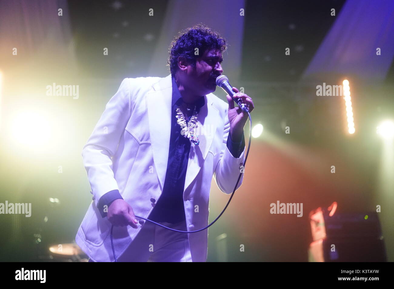 Dorset, Regno Unito. 3 Sep, 2017. Re Khan e i Santuari performing live sul grande palco superiore al 2017 fine del festival di strada in Larmer Tree Gardens nel Dorset. Foto Data: domenica 3 settembre, 2017. Credito: Roger Garfield/Alamy Live News Foto Stock