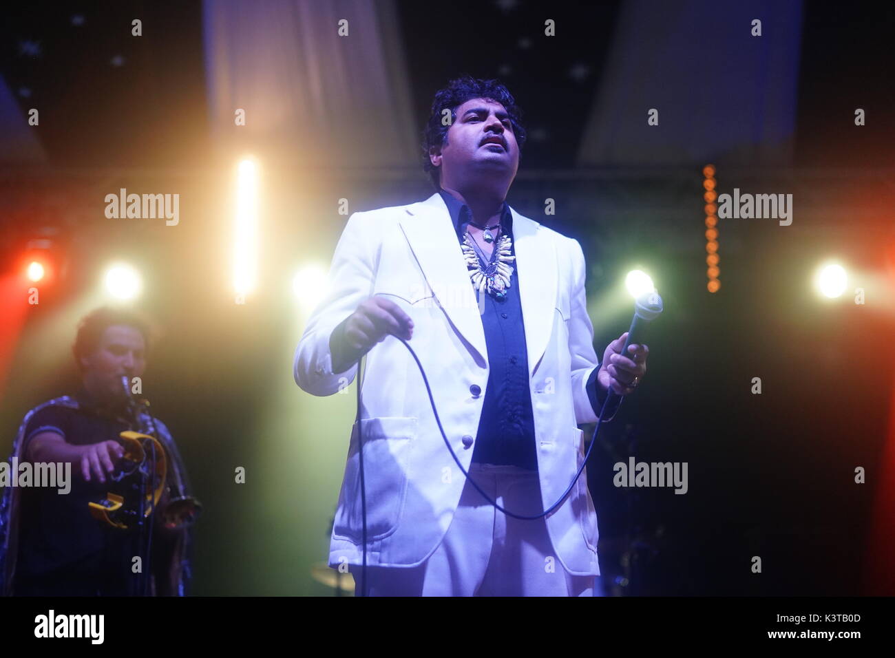 Dorset, Regno Unito. 3 Sep, 2017. Re Khan e i Santuari performing live sul grande palco superiore al 2017 fine del festival di strada in Larmer Tree Gardens nel Dorset. Foto Data: domenica 3 settembre, 2017. Credito: Roger Garfield/Alamy Live News Foto Stock