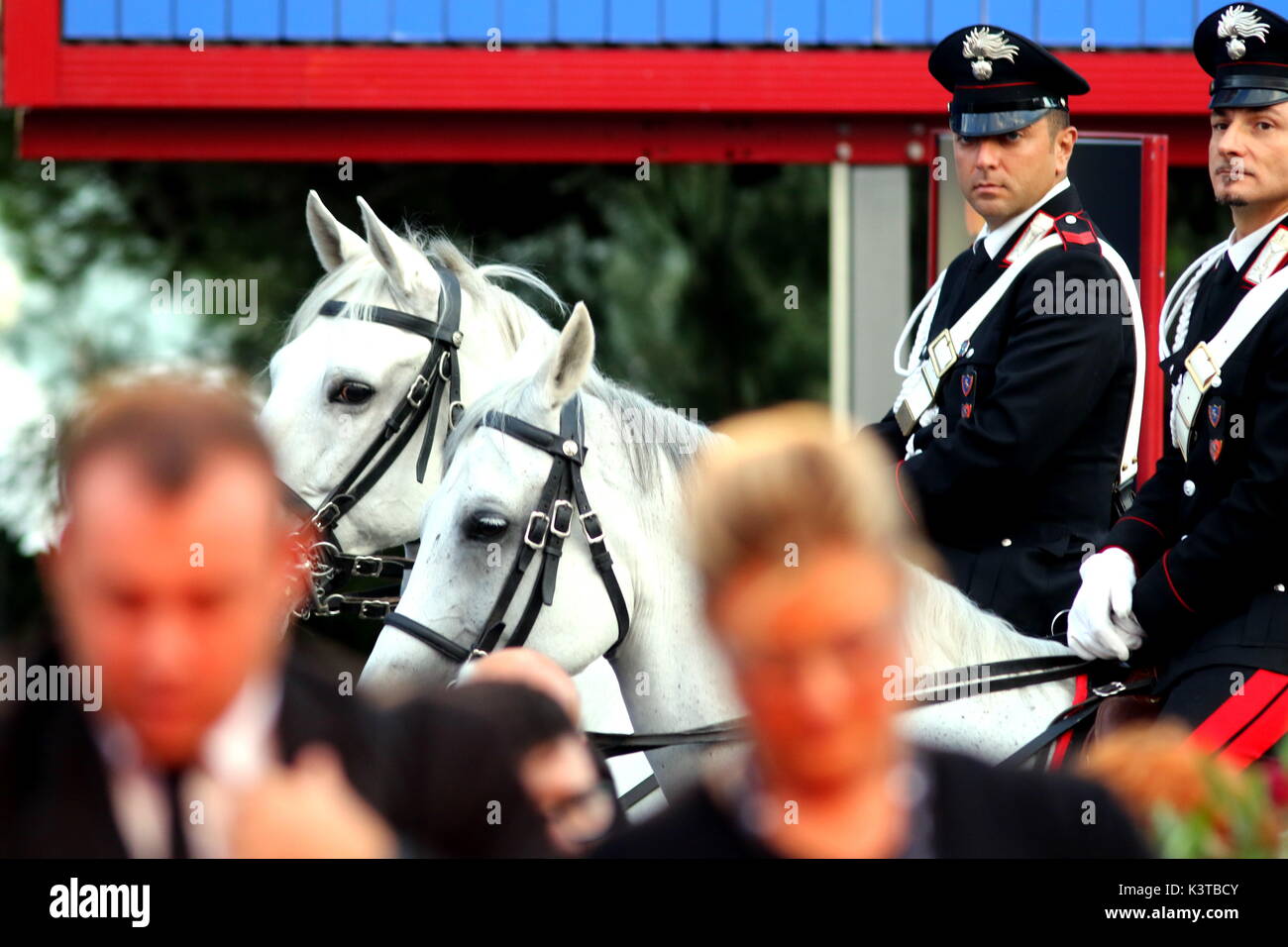 Venezia, Italia. 3 Sep, 2017. Carabinieri con i cavalli passa davanti al Palazzo del Cinema durante la 'Leisure Seeker (Ella & John)' premiere durante la 74a Venezia Festival Internazionale del Cinema al Lido di Venezia il 3 settembre, 2017. Credito: Andrea Spinelli/Alamy Live News Foto Stock