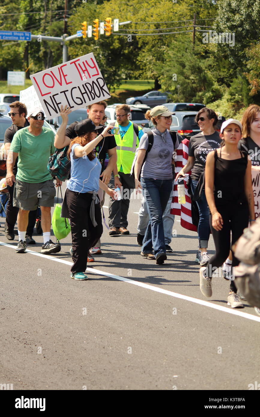 Gainesville, Virginia, Stati Uniti. 3 Sep, 2017. Manifestanti marciano a nord su Stati Uniti Autostrada 29 verso Washington, DC durante il 'Marco per affrontare la supremazia bianca: da Charlottesville a DC' Kent Hilbert Alamy/Live News Foto Stock