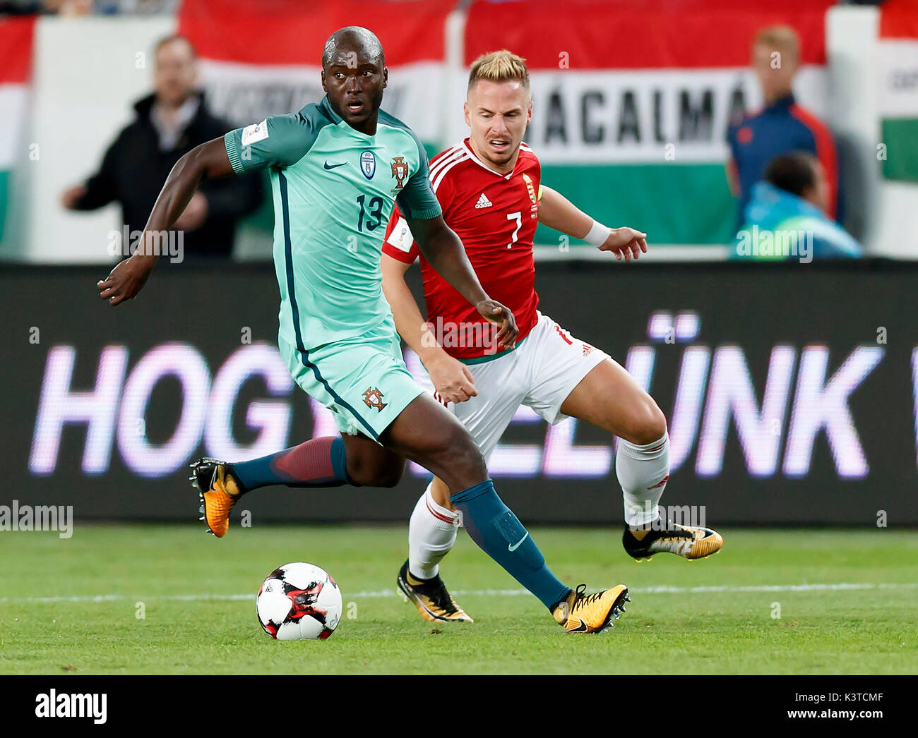 Budapest, Ungheria. 03Sep, 2017. BUDAPEST, Ungheria - 3 settembre: Danilo #13 del Portogallo vince la palla da Balazs Dzsudzsak #7 di Ungheria durante il 2018 FIFA World Cup Qualifier match tra Ungheria e Portogallo a Groupama Arena il 3 settembre 2017 a Budapest, Ungheria. Credito: Laszlo Szirtesi/Alamy Live News Foto Stock