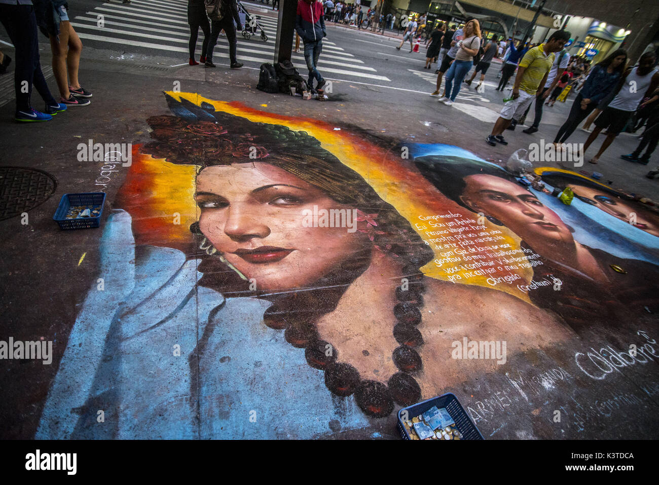 3 settembre 2017 - SÃ¢O Paulo, SÃ£o Paulo, Brasile - Sao Paulo SP, SP 04/09/2017 L'ARTE IN SÃƒO PAULO: l'artista peruviano Cristhian disegna con un gessetto sul pavimento del Paulista Avenue il volto del pittore di Frida Kahlo, cantante Carmem Miranda e cantante Amy Winehouse. La gente apprezza la vostra arte. Credito: Cris Faga/ZUMA filo/Alamy Live News Foto Stock