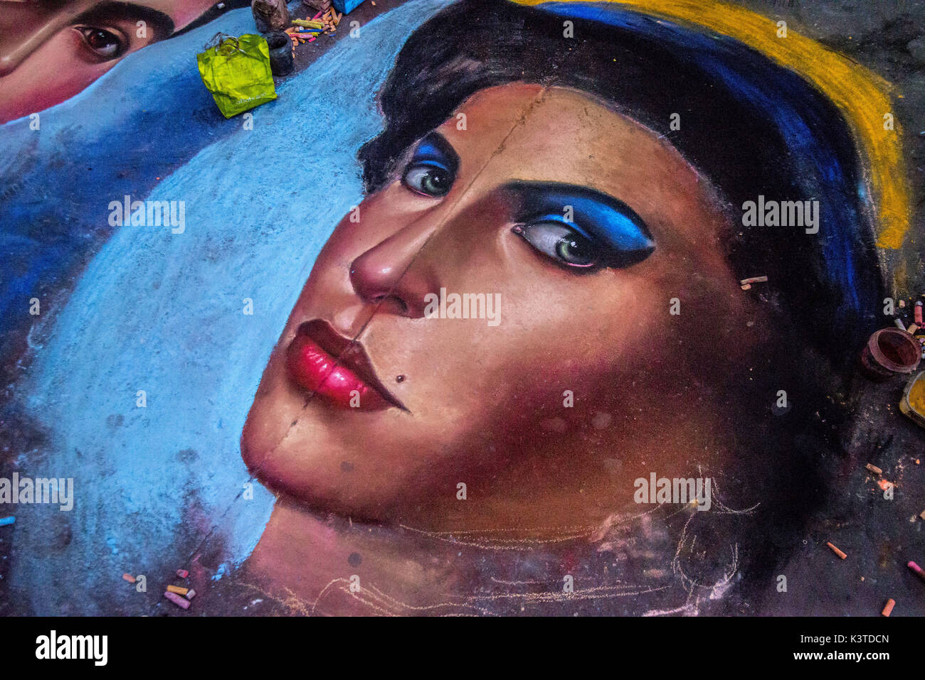 3 settembre 2017 - SÃ¢O Paulo, SÃ£o Paulo, Brasile - Sao Paulo SP, SP 04/09/2017 L'ARTE IN SÃƒO PAULO: l'artista peruviano Cristhian disegna con un gessetto sul pavimento del Paulista Avenue il volto del pittore di Frida Kahlo, cantante Carmem Miranda e cantante Amy Winehouse. La gente apprezza la vostra arte. Credito: Cris Faga/ZUMA filo/Alamy Live News Foto Stock