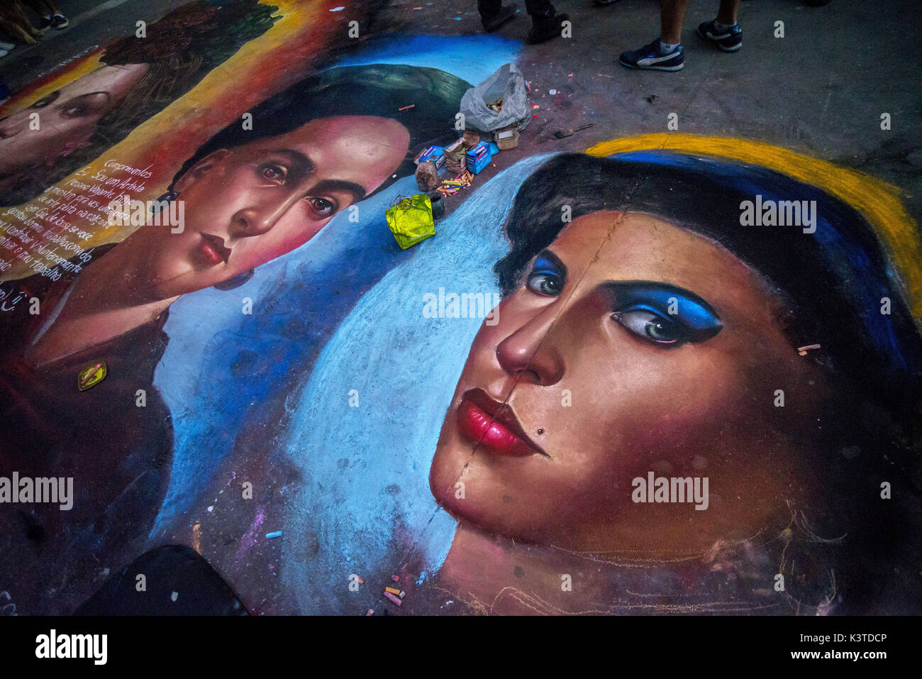 3 settembre 2017 - SÃ¢O Paulo, SÃ£o Paulo, Brasile - Sao Paulo SP, SP 04/09/2017 L'ARTE IN SÃƒO PAULO: l'artista peruviano Cristhian disegna con un gessetto sul pavimento del Paulista Avenue il volto del pittore di Frida Kahlo, cantante Carmem Miranda e cantante Amy Winehouse. La gente apprezza la vostra arte. Credito: Cris Faga/ZUMA filo/Alamy Live News Foto Stock
