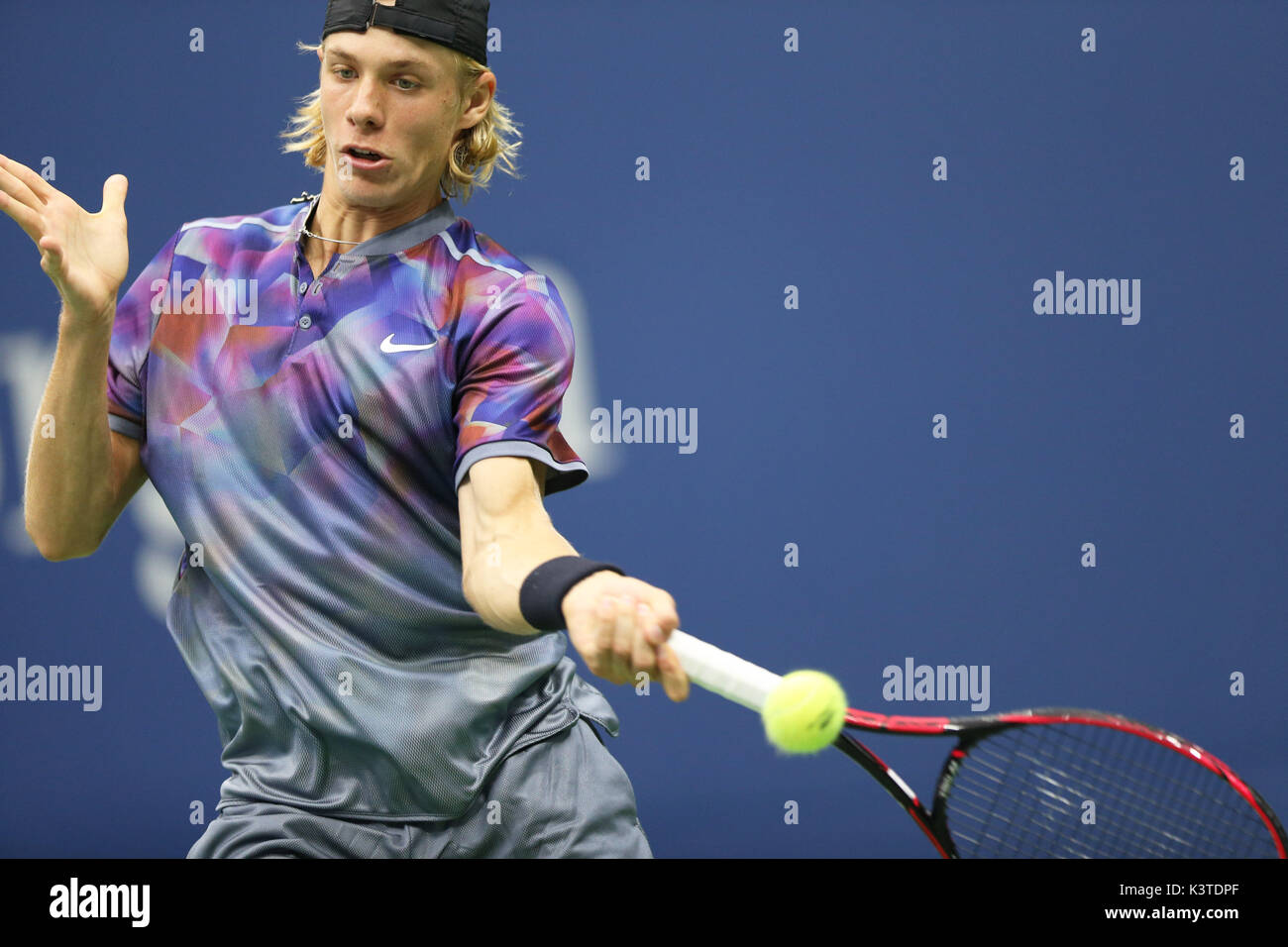 New York, Stati Uniti d'America. 3 Sep, 2017. Denis Shapovalov del Canada restituisce una palla di Pablo Carreno Busta di Spagna durante gli uomini singoli del quarto round in abbinamento al 2017 U.S. Aperto in New York, Stati Uniti, Sett. 3, 2017. Denis Shapovalov perso 0-3. Credito: Qin Lang/Xinhua/Alamy Live News Foto Stock