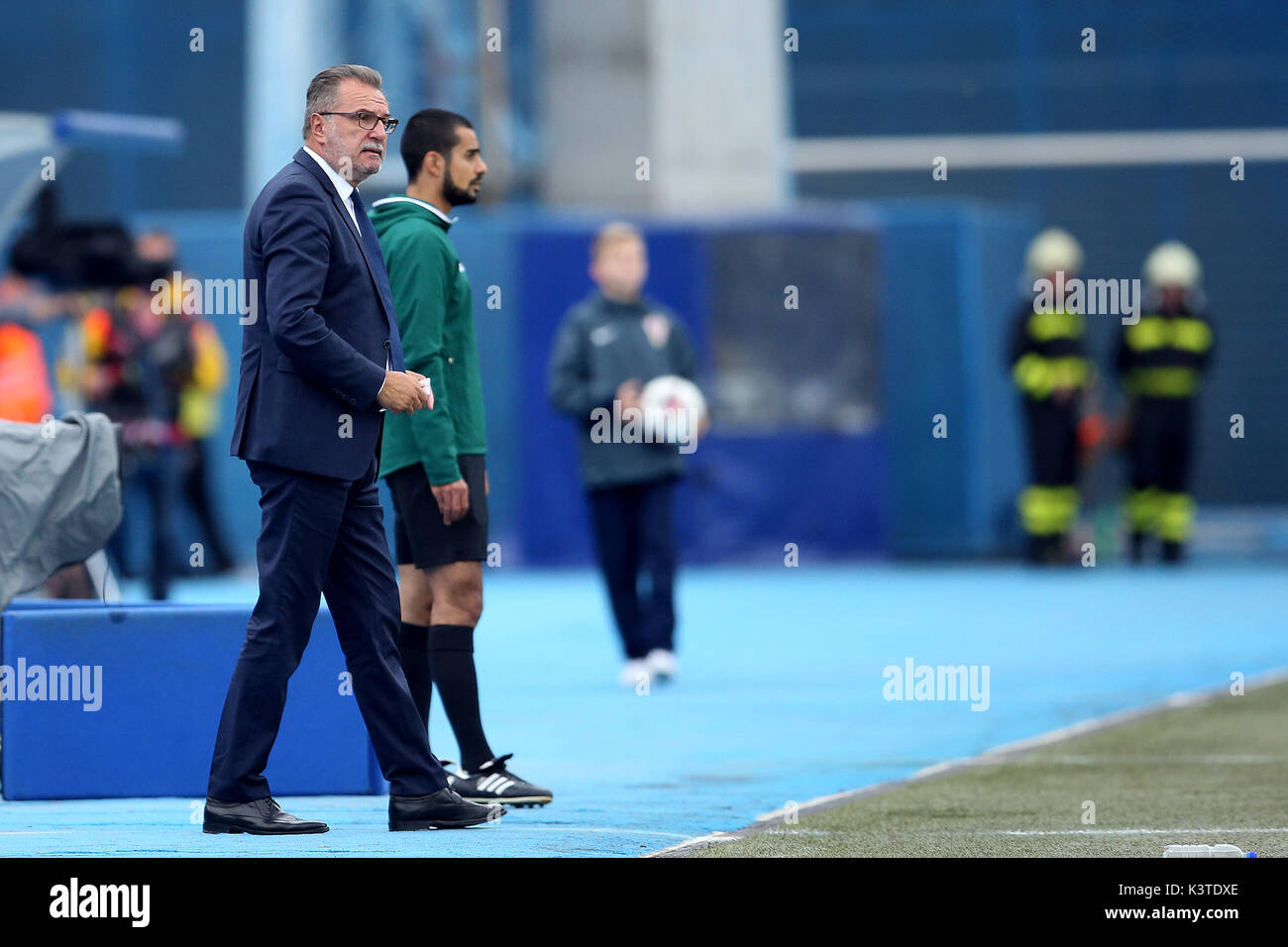Zagabria, Croazia. 3 Sep, 2017. Head Coach della Croazia Ante la CACIC ha sorge nei pressi del campo durante il 2018 FIFA World Cup Match di qualificazione contro il Kosovo a Zagabria, la capitale della Croazia, a sett. 3, 2017. Croazia sconfiggere il Kosovo 1-0. Credito: Goran Stanzl/Xinhua/Alamy Live News Foto Stock
