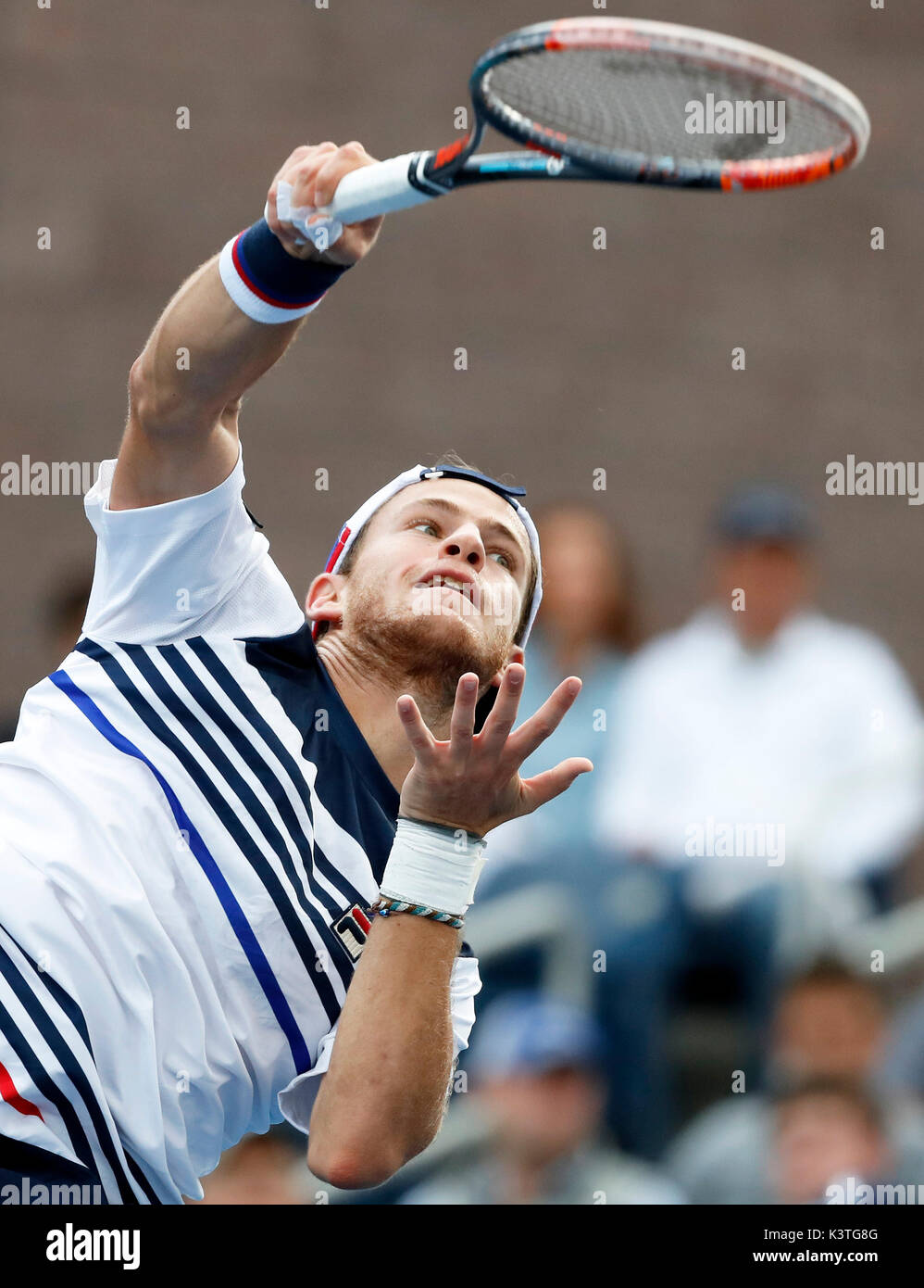 New York, Stati Uniti d'America. 3 Sep, 2017. Diego Schwartzman dell Argentina serve contro Lucas Pouille della Francia durante gli uomini singoli del quarto round in abbinamento al 2017 U.S. Aperto in New York, Stati Uniti, Sett. 3, 2017. Diego Schwartzman ha vinto 3-1 per inserire il prossimo round. Credito: Qin Lang/Xinhua/Alamy Live News Foto Stock