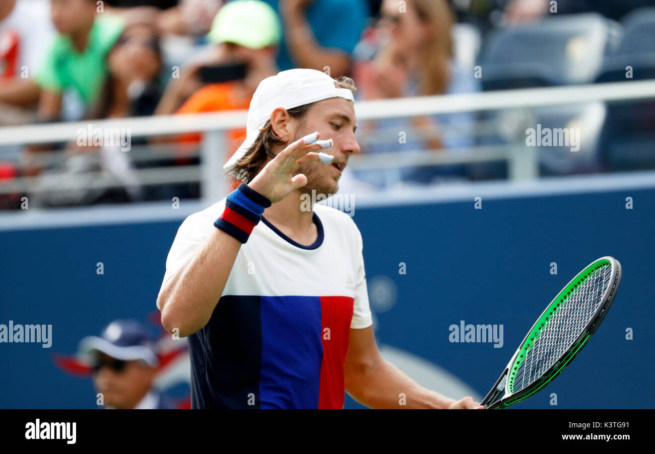 New York, Stati Uniti d'America. 3 Sep, 2017. Lucas Pouille di Francia reagisce durante gli uomini singoli del quarto round match contro Diego Schwartzman dell Argentina al 2017 U.S. Aperto in New York, Stati Uniti, Sett. 3, 2017. Lucas Pouille perso 1-3. Credito: Qin Lang/Xinhua/Alamy Live News Foto Stock