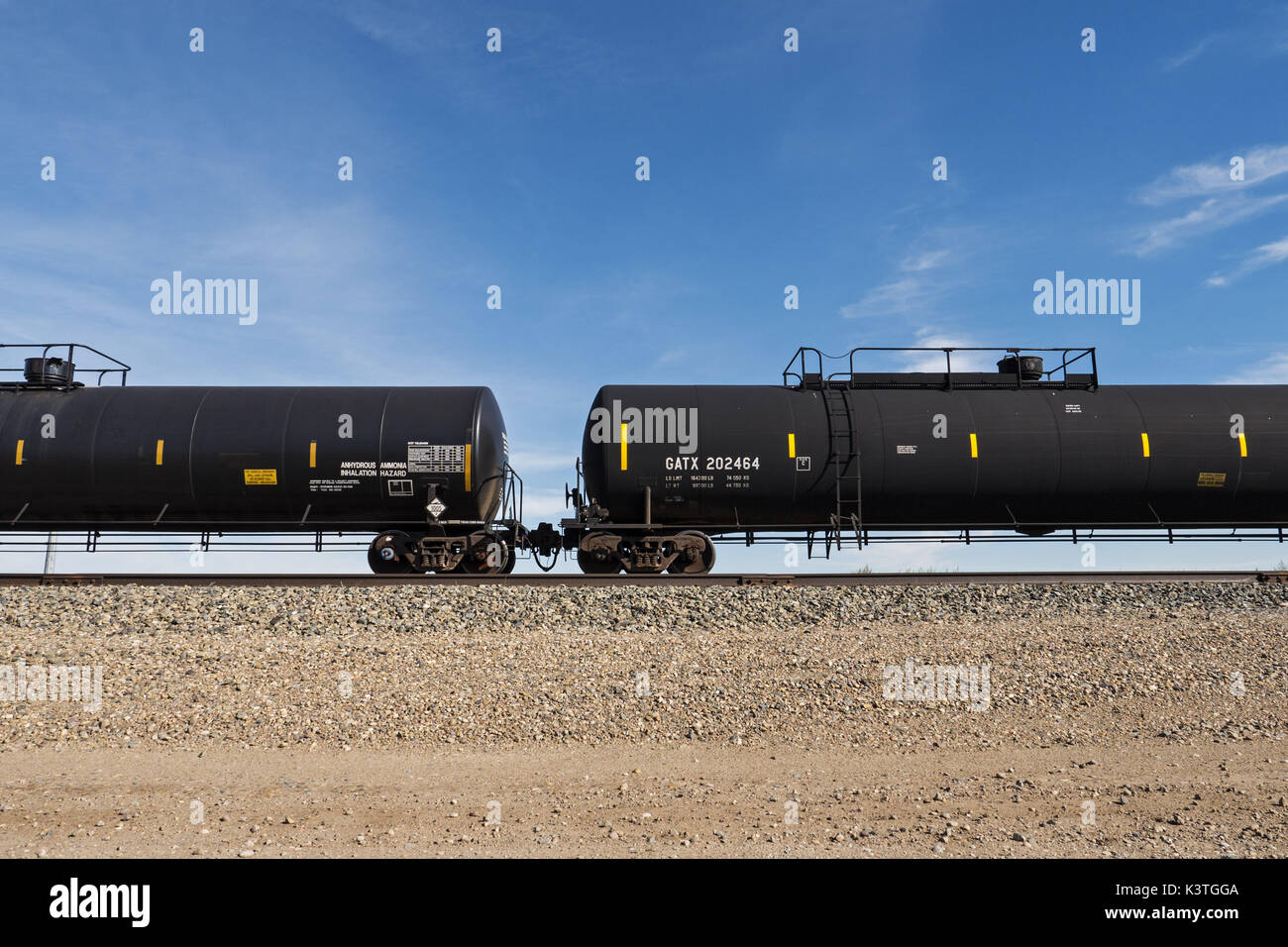 Dunmore, Alberta, Canada. Il 27 agosto, 2016. Un treno merci, comprese le vetture del serbatoio caricato con ammoniaca anidra, viaggio lungo Canadese Pacific binari ferroviari nei pressi di Dunmore, Alberta. Credito: Bayne Stanley/ZUMA filo/Alamy Live News Foto Stock