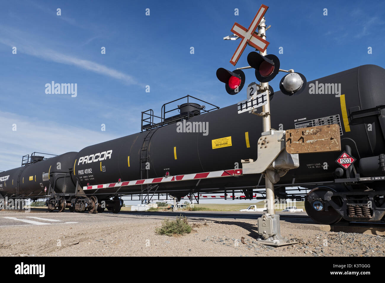 Dunmore, Alberta, Canada. Il 27 agosto, 2016. Un treno merci, comprese le vetture del serbatoio caricato con benzina, viaggio lungo Canadese Pacific binari ferroviari nei pressi di Dunmore, Alberta. Credito: Bayne Stanley/ZUMA filo/Alamy Live News Foto Stock