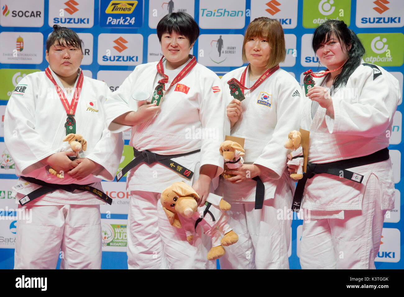 Budapest, Ungheria. 02Sep, 2017. Vincitore della categoria 78 kg di donna, L-R Sarah Asahina (Giappone, argento), Yu Song (Cina, oro), Kim Min-jong (Corea del Sud, bronzo), Iryna Kindzerska (Azerbaigian, bronzo), pongono durante la Suzuki World Judo Championships 2017 a Budapest, Ungheria, il 2 settembre 2017. Credito: Vit Simanek/CTK foto/Alamy Live News Foto Stock