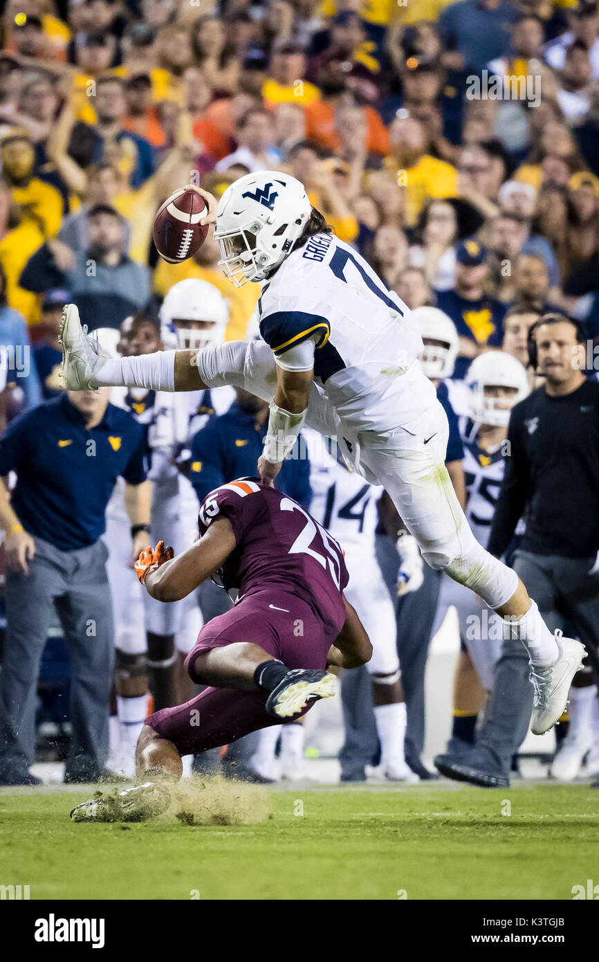 Landover, Maryland, Stati Uniti d'America. 03Sep, 2017. West Virginia alpinisti quarterback sarà Grier (7) ostacoli Virginia Tech Hokies linebacker Anthony Shegog (25) per un primo verso il basso in ritardo nel quarto trimestre durante il NCAA Football gioco tra il West Virginia alpinisti e il Virginia Tech Hokies al FedExField in Landover, Maryland. Scott Taetsch/CSM/Alamy Live News Foto Stock