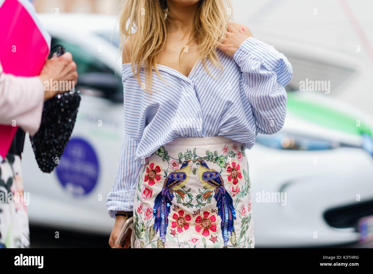 Copenhagen, Danimarca. 08 Ago, 2017. Un elegante showgoer ponendo al di fuori del Anne Giubbotto di spettacolo in pista durante il Copenhagen Fashion Week - 8 Agosto 2017 - Foto: Pista Manhattan/Grazia Lunn ***per solo uso editoriale*** | in tutto il mondo di utilizzo/dpa/Alamy Live News Foto Stock