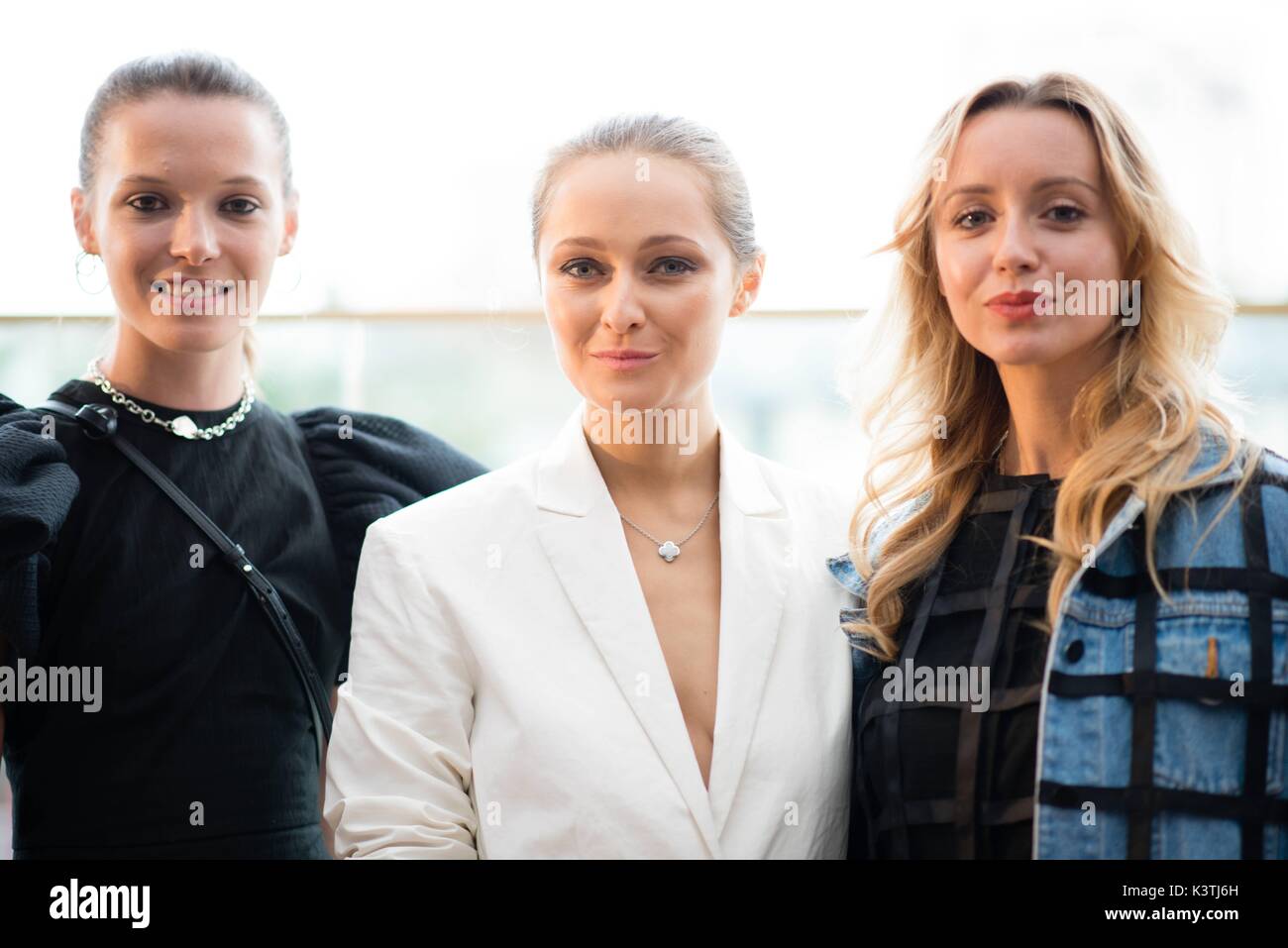 Anna K, Daria Shapovalova e Nataly Osmann ponendo all'interno della cerimonia di apertura durante la Mercedes Benz Kiev Moda giorni - 30 ago 2017 - Foto: Pista Manhattan/Michelle Sangster***per solo uso editoriale*** | Utilizzo di tutto il mondo Foto Stock