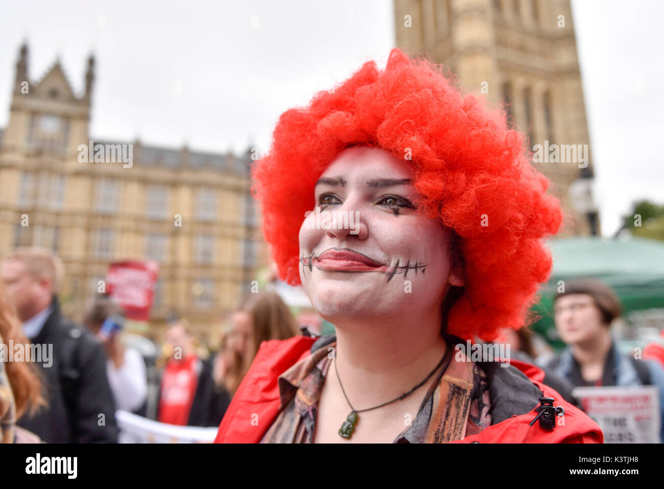 Londra, Regno Unito. Il 4 settembre 2017. Una Donna vestita come Ronald McDonald si unisce il McDonald il personale e i membri dei fornai cibo e Allied lavoratori Unione (BFAWU) in un rally al di fuori della sede del Parlamento in solidarietà con il McDonald personale in Cambridge e Crayford che sono andati in sciopero chiedendo la fine a zero ore contratti e un salario minimo di GBP10 per ora. Credito: Stephen Chung / Alamy Live News Foto Stock