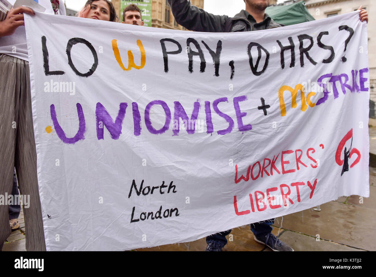 Londra, Regno Unito. Il 4 settembre 2017. McDonald's personale e membri dei fornai cibo e Allied lavoratori Unione (BFAWU) assistere ad un rally al di fuori della sede del Parlamento in solidarietà con il McDonald personale in Cambridge e Crayford che sono andati in sciopero chiedendo la fine a zero ore contratti e un salario minimo di GBP10 per ora. Credito: Stephen Chung / Alamy Live News Foto Stock