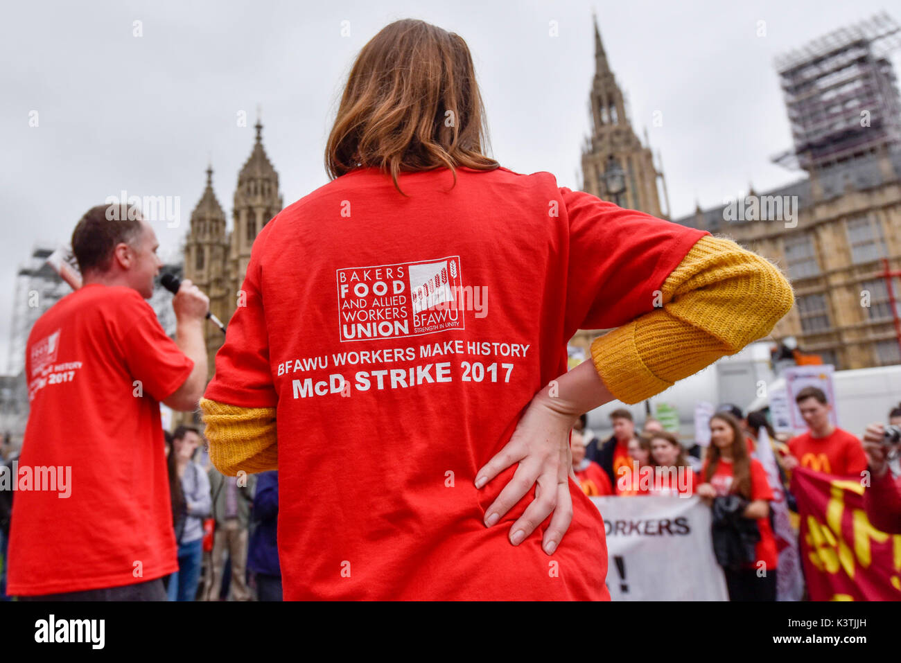 Londra, Regno Unito. Il 4 settembre 2017. McDonald's personale e membri dei fornai cibo e Allied lavoratori Unione (BFAWU) assistere ad un rally al di fuori della sede del Parlamento in solidarietà con il McDonald personale in Cambridge e Crayford che sono andati in sciopero chiedendo la fine a zero ore contratti e un salario minimo di GBP10 per ora. Credito: Stephen Chung / Alamy Live News Foto Stock