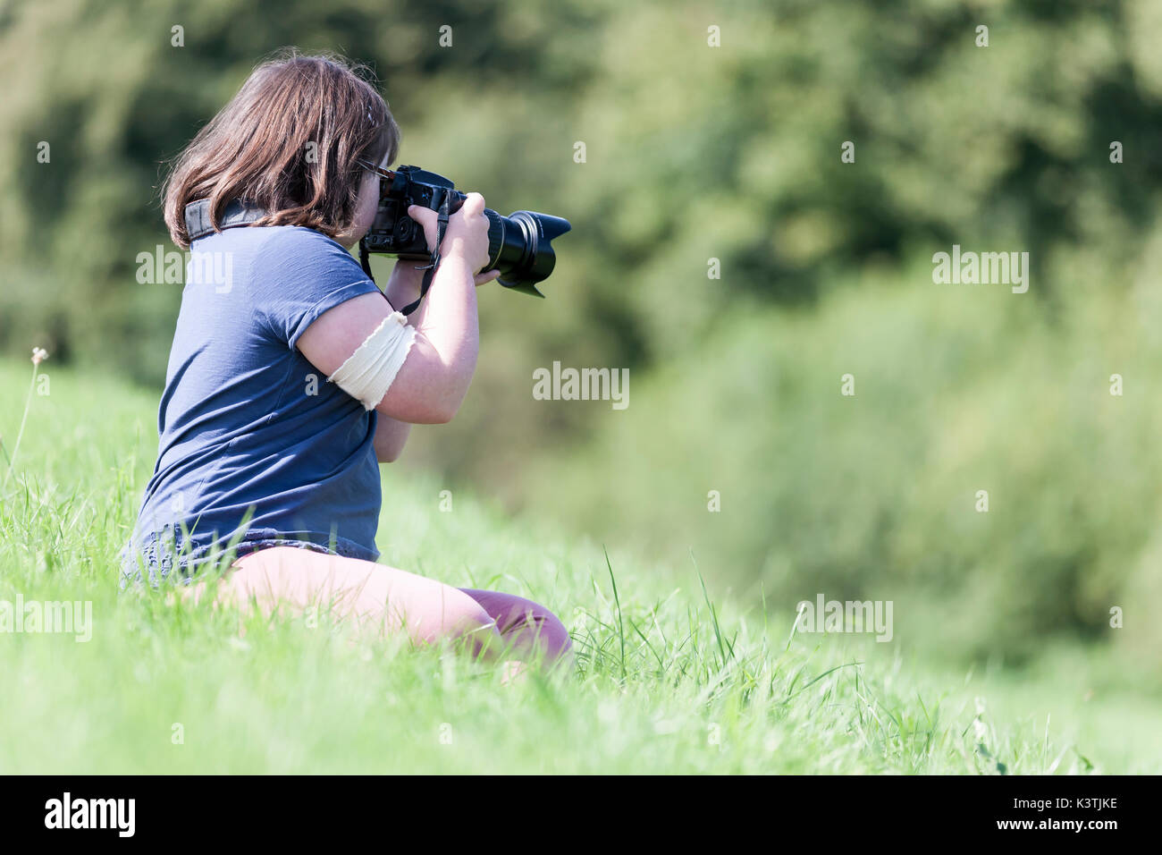 Ragazza giovane con una fotocamera Canon. Foto Stock