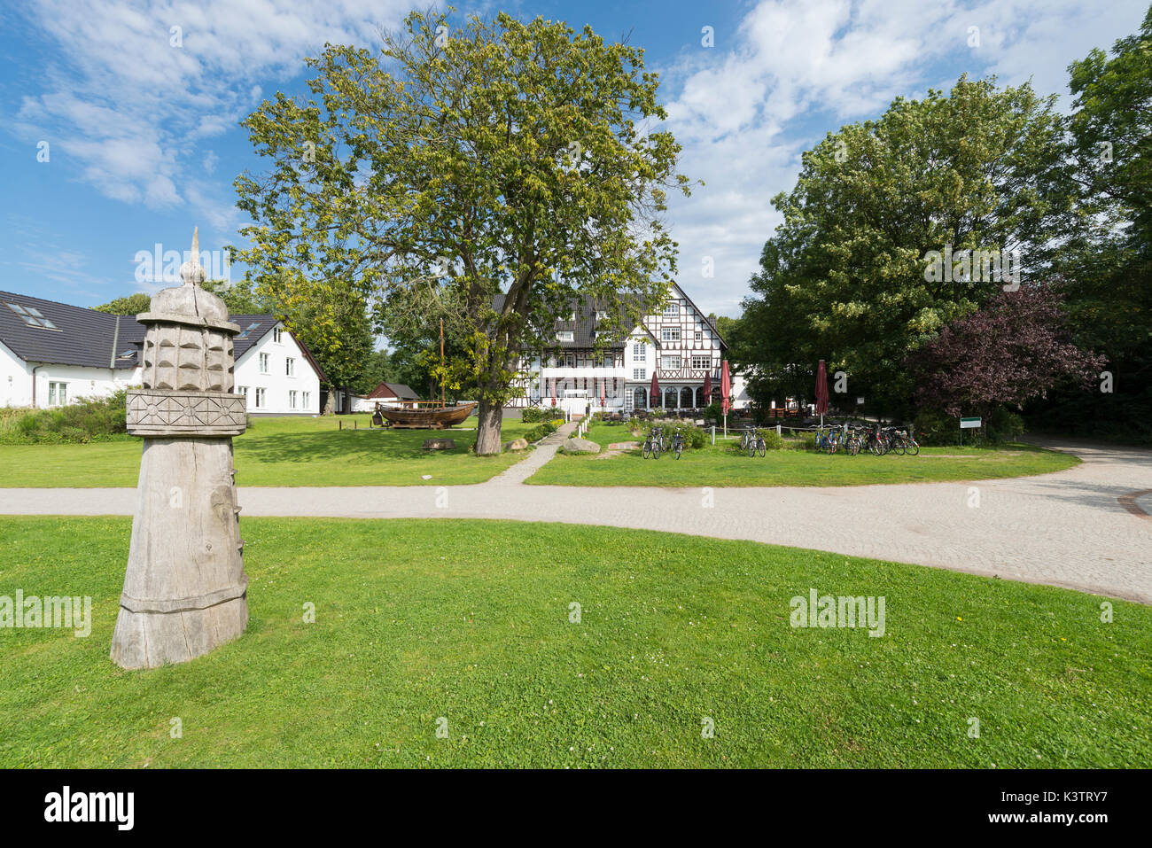Passeggiata del porto e hotel hitthim in kloster villaggio sull'isola hiddensee, mecklenburg-west pomerania, Germania Foto Stock