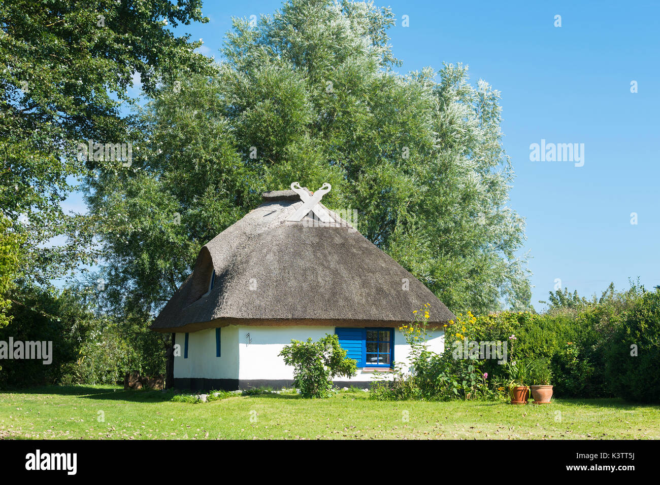 I pescatori storico cottage con tetto di paglia da 1755 a vitte sull isola di Hiddensee namen la casa della strega, mecklenburg-west pomerania, Germania Foto Stock