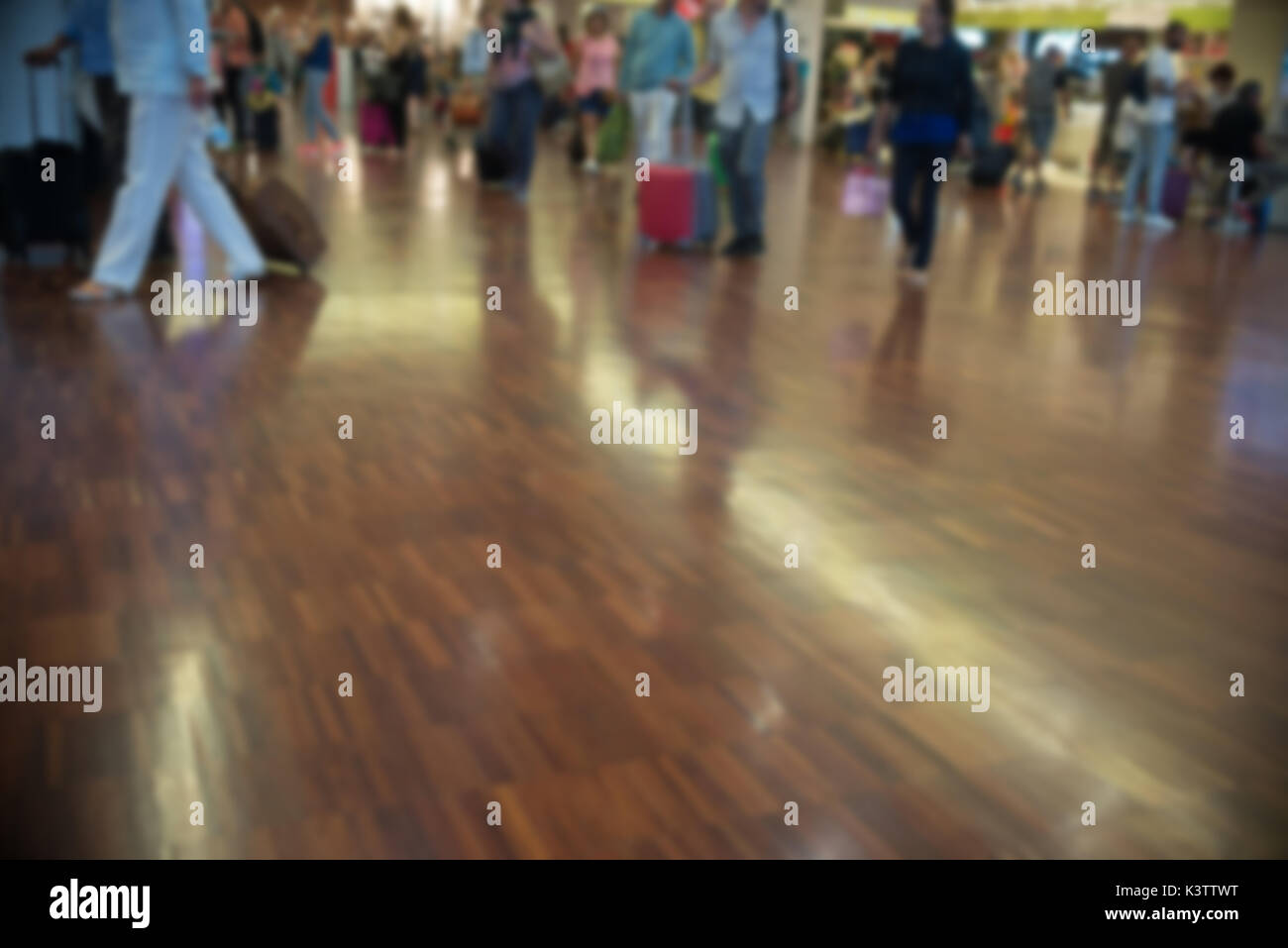 Persone sfocate su aeroporto Foto Stock