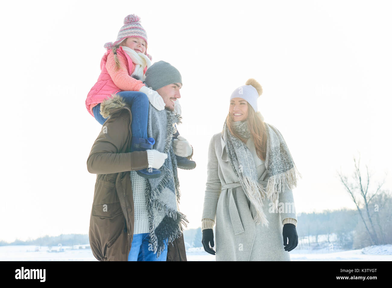 Famiglia sulla loro vacanza invernale a piedi nella neve nella natura Foto Stock