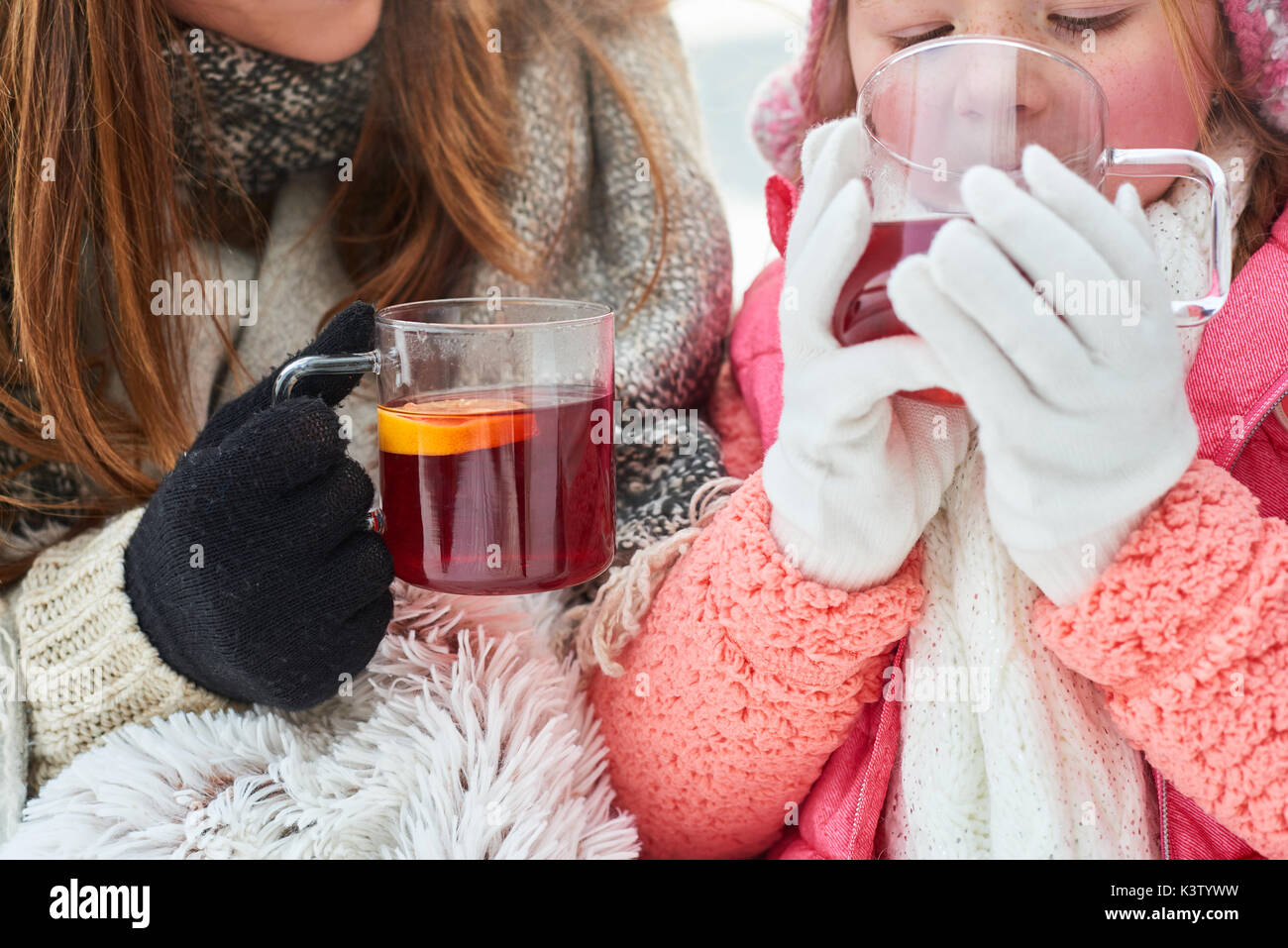 Bere tè in inverno per il divertimento e il warm up per bambino Foto Stock