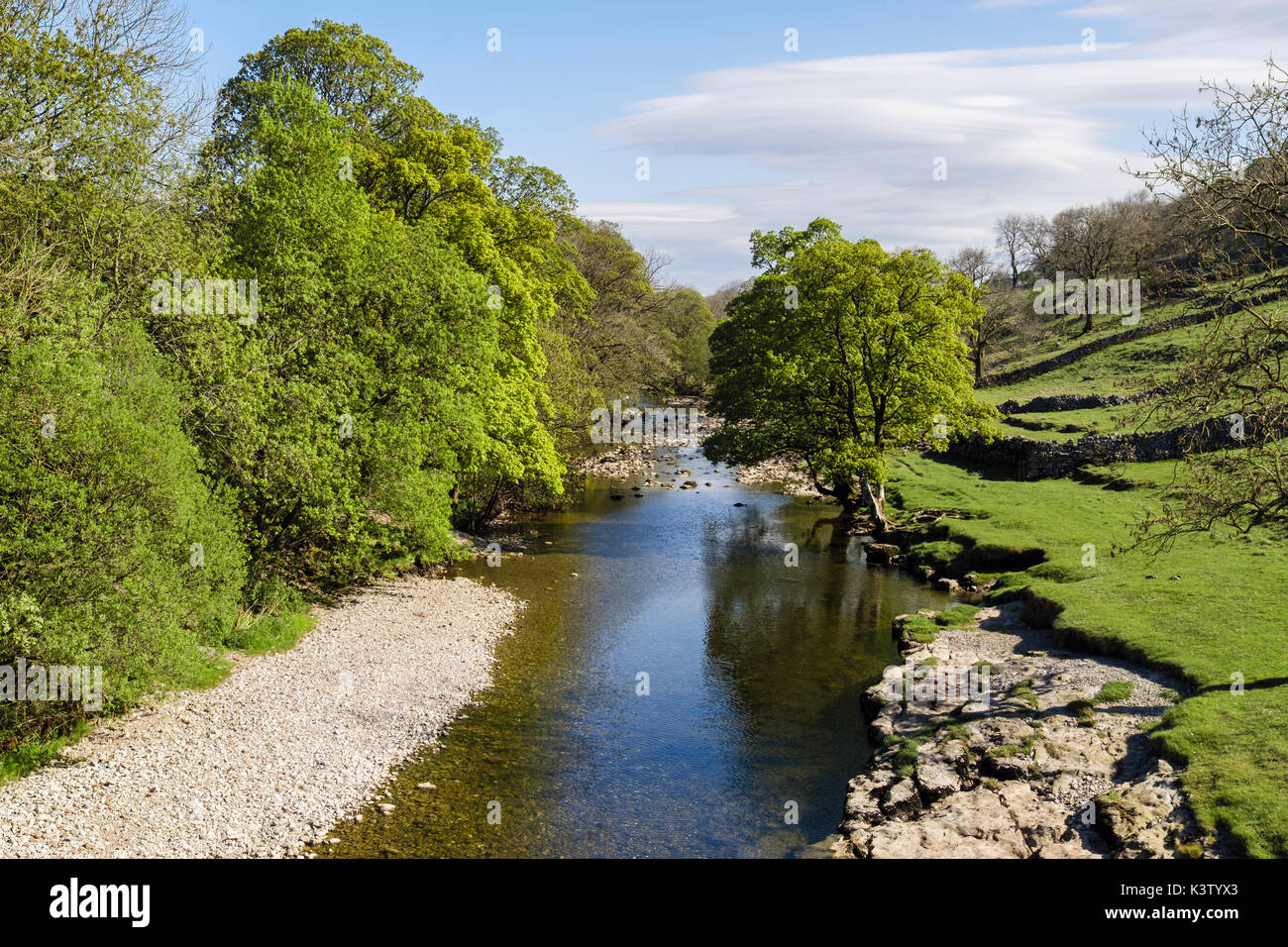 Vista lungo fiume Wharfe in Kettlewell, Superiore Wharfedale, Yorkshire Dales National Park, North Yorkshire, Inghilterra, Regno Unito, Gran Bretagna Foto Stock
