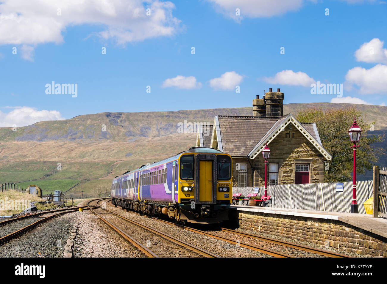 Treni passeggeri si è fermato a Ribblehead sulla stazione di stabilirsi a Carlisle linea ferroviaria. Yorkshire Dales National Park West Riding nello Yorkshire del Nord Inghilterra REGNO UNITO Foto Stock