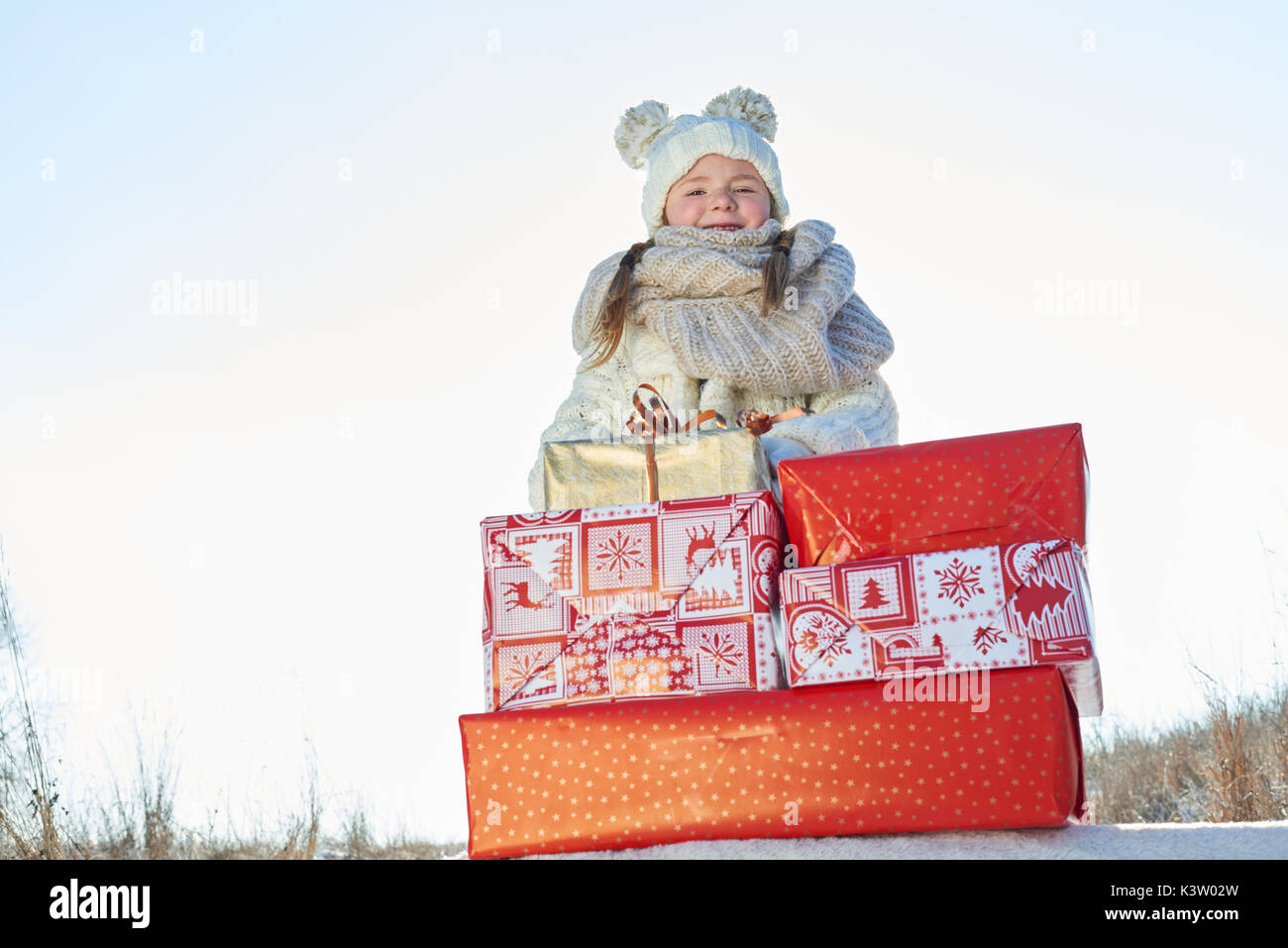 Ragazza con molti regali di natale come sorpresa in inverno Foto Stock