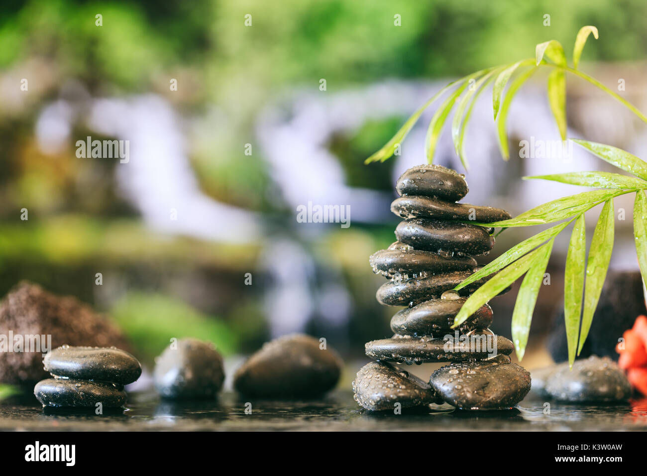 Zen pietre impilate sulla natura astratta sfondo Foto Stock